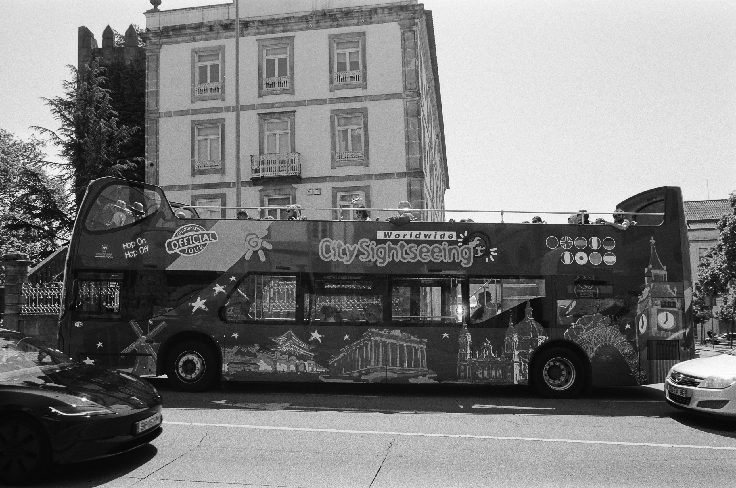 Touristenbus in Porto auf einer sonnigen Straße