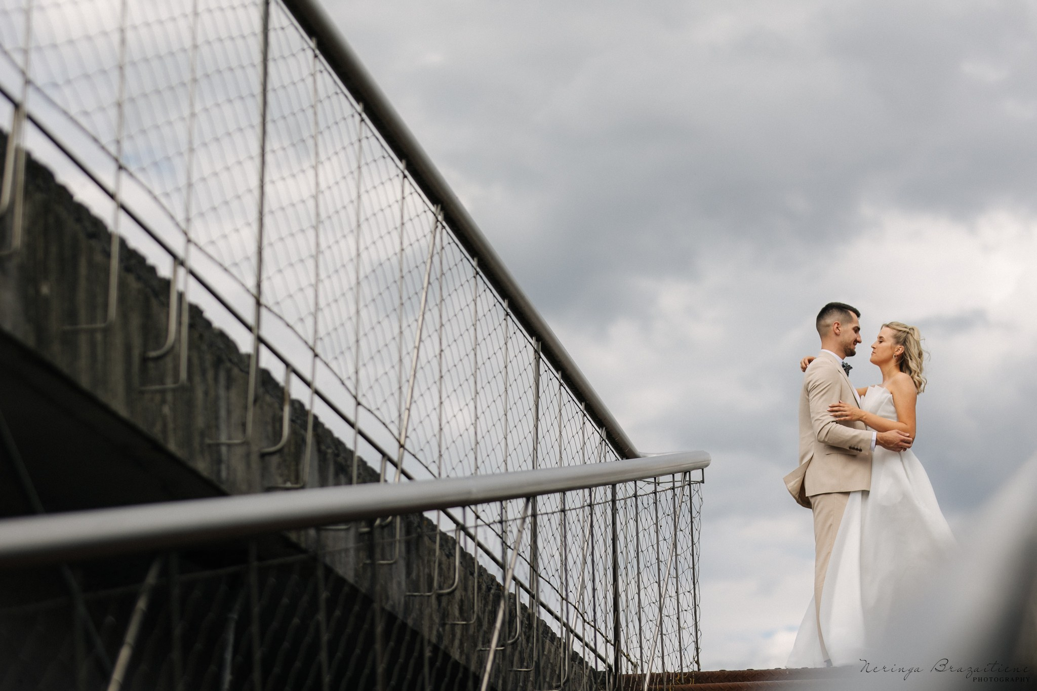 Vestuvinė fotosesija Kaune, Vienybės aikštėje, prie Lietuvos banko