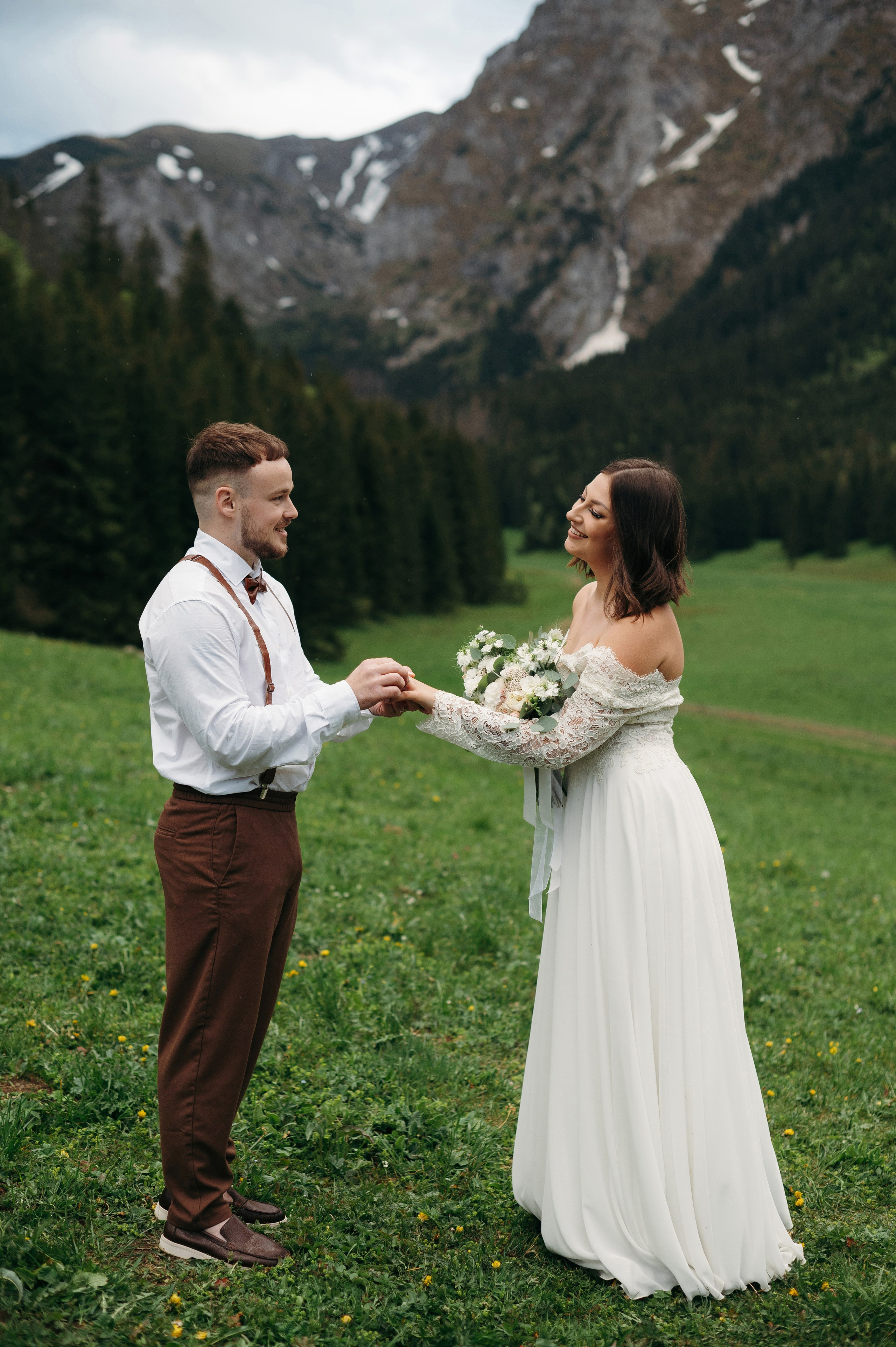 Hochzeitsfotoshooting in den Bergen | Natürliche & Romantische Hochzeitsbilder