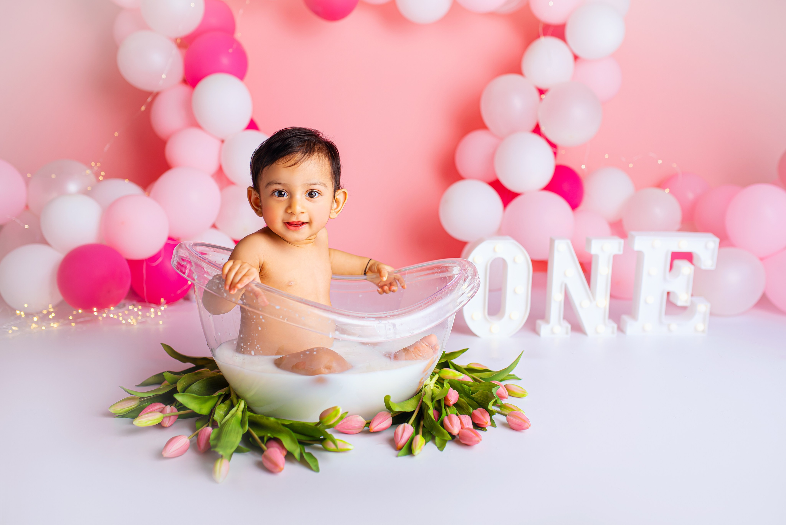 Cake smash photoshoot for One Year. Newborn photographer and Photography Educator in Prague Yana Stelmakh