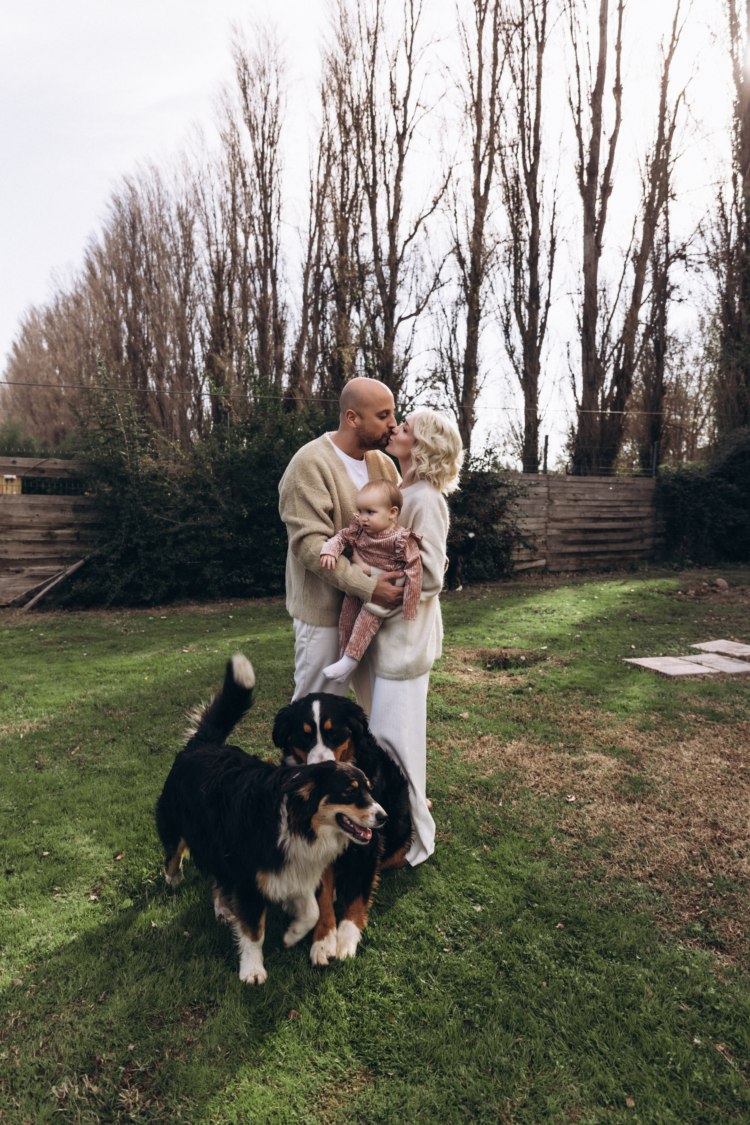 Sesión de fotos familiar en casa — Momentos reales y acogedores. Photographer in Santiago, Chile Anna Almazova