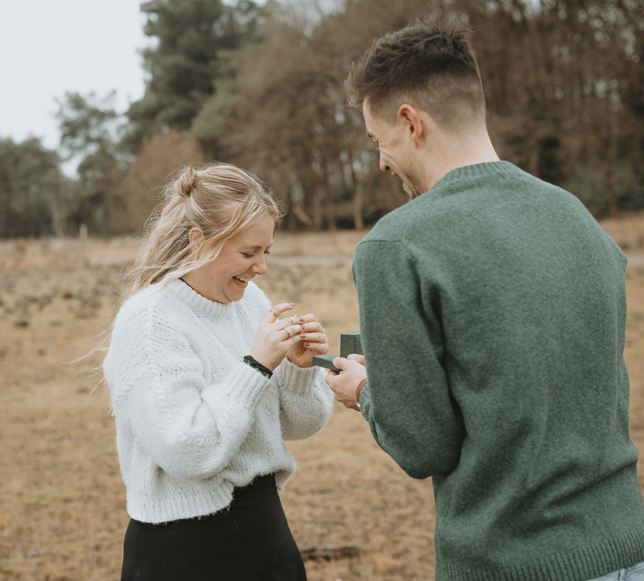 Romantische fotoshoot in de heide met verliefd koppel - Kapture Fotografie