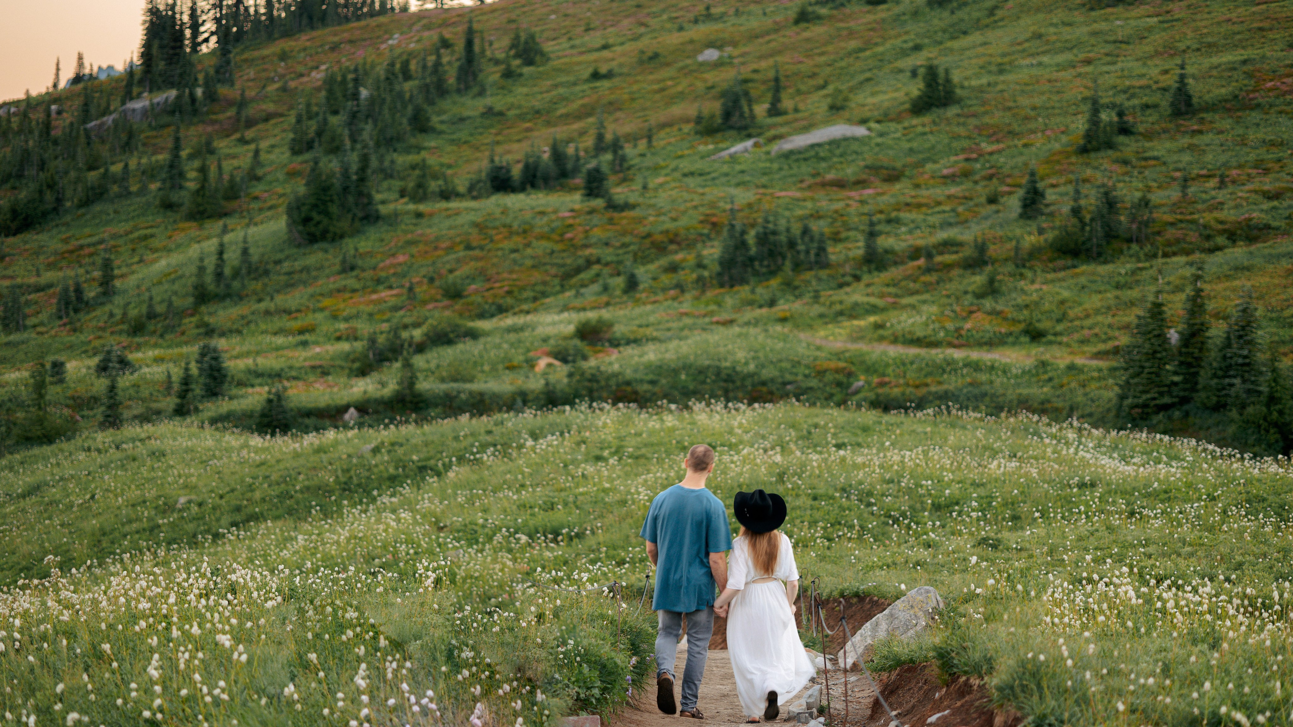 Embrace of Wildflowers. Family photographer Oregon — Washington
