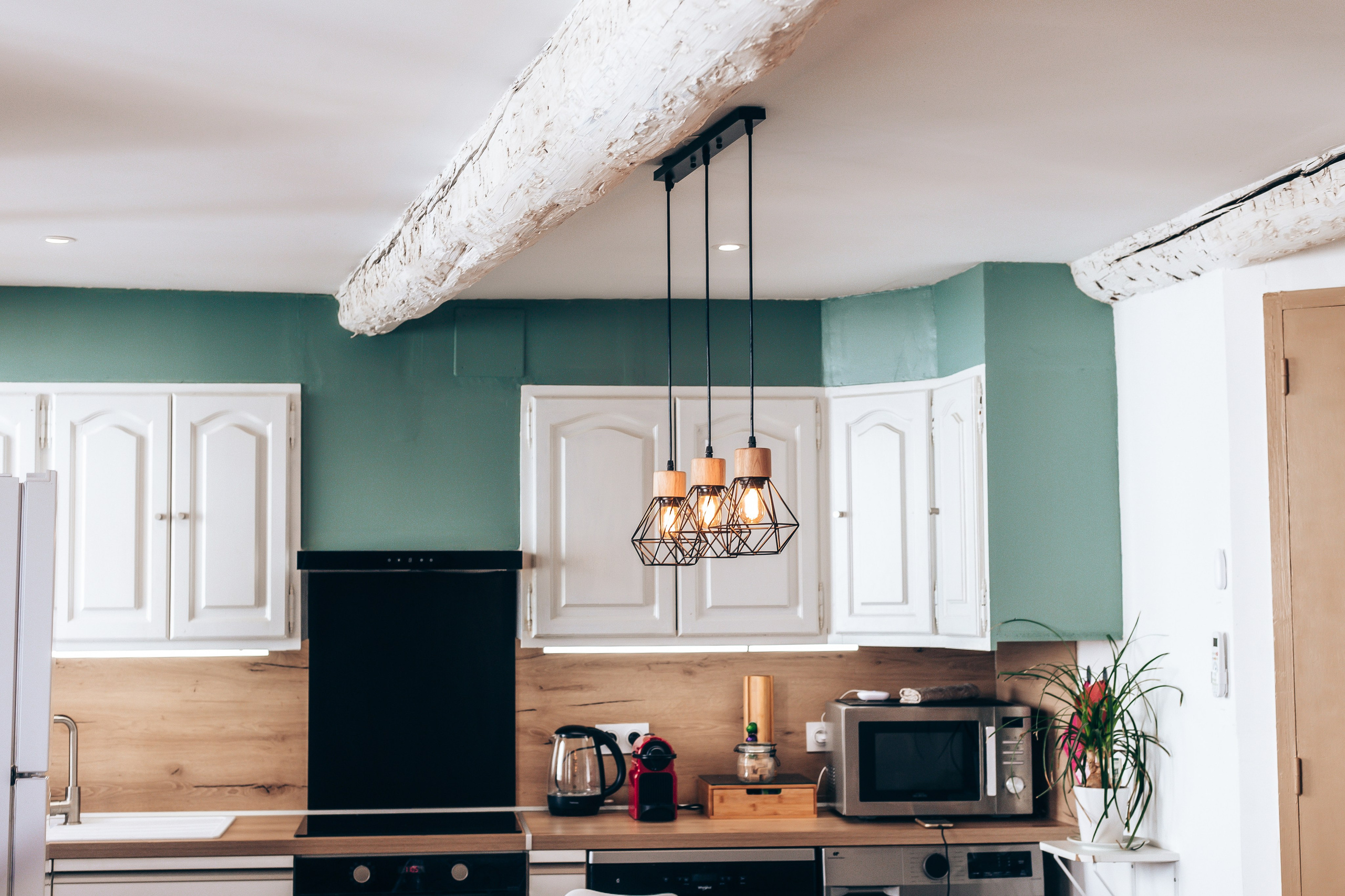 Photo professionnelle de cuisine équipée pour bien immobilier en location saisonnière