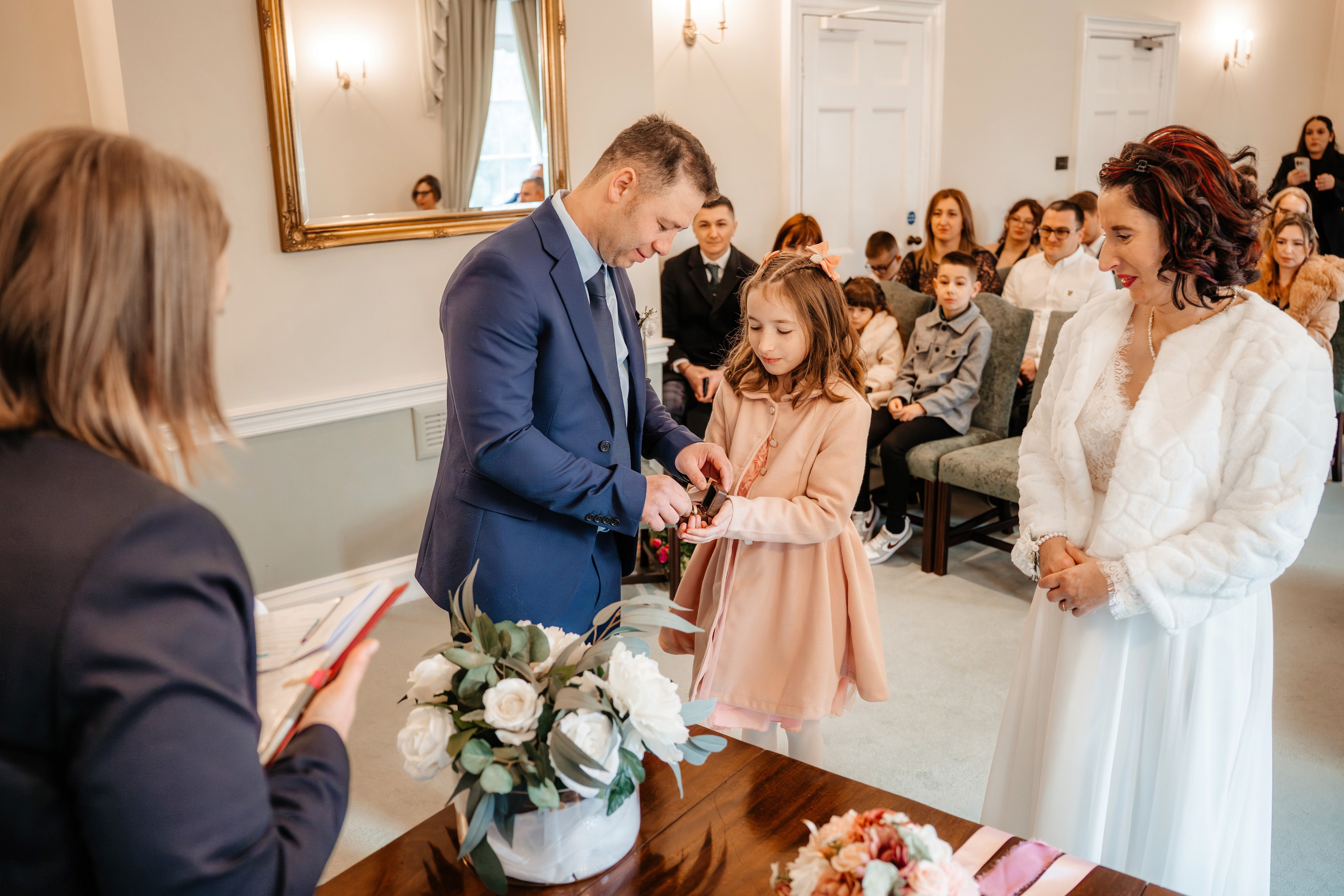 Detalii de la ceremonia civila: verighete, buchet, acte semnate.