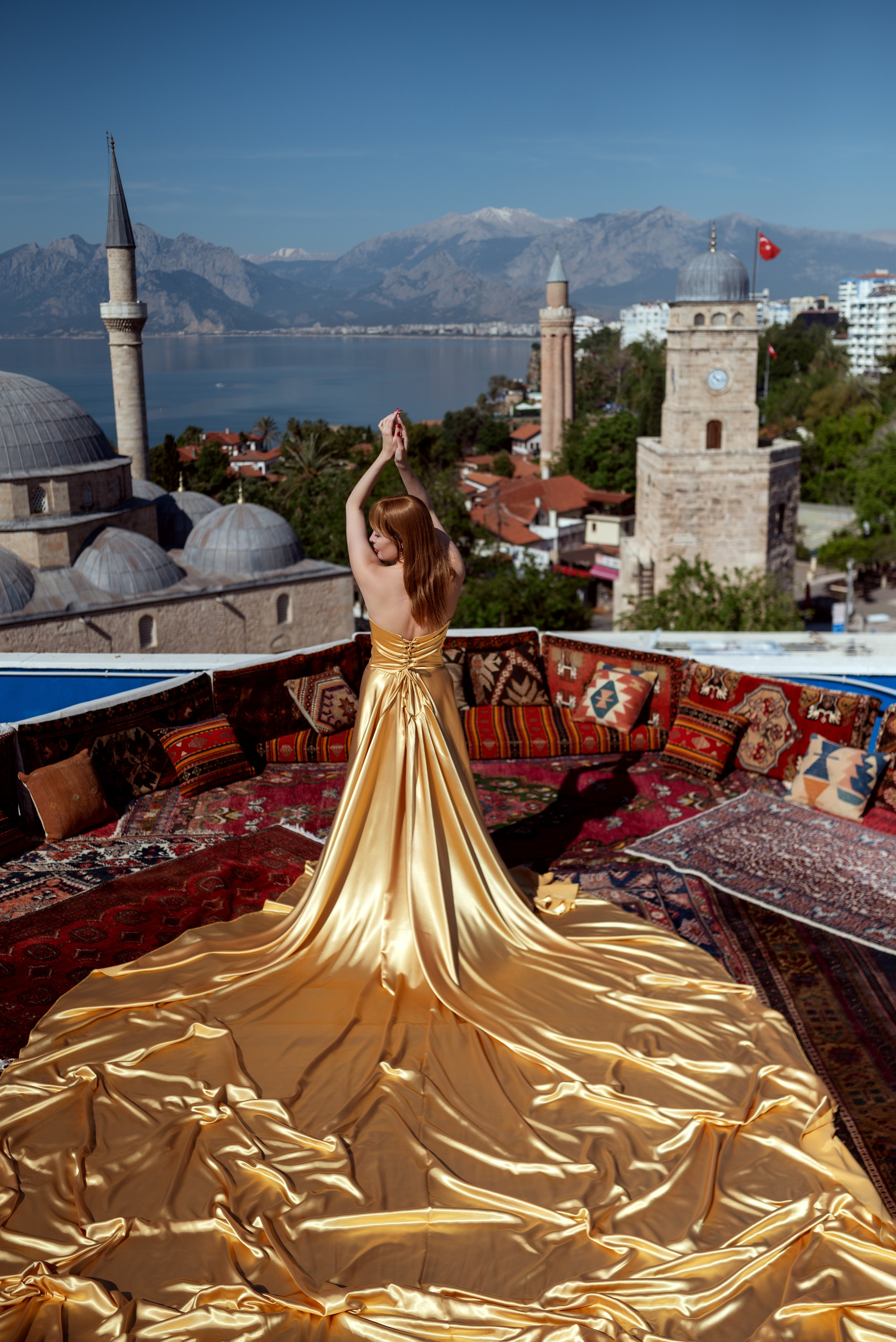 Фото девушки в платье со шлейфом в Турции