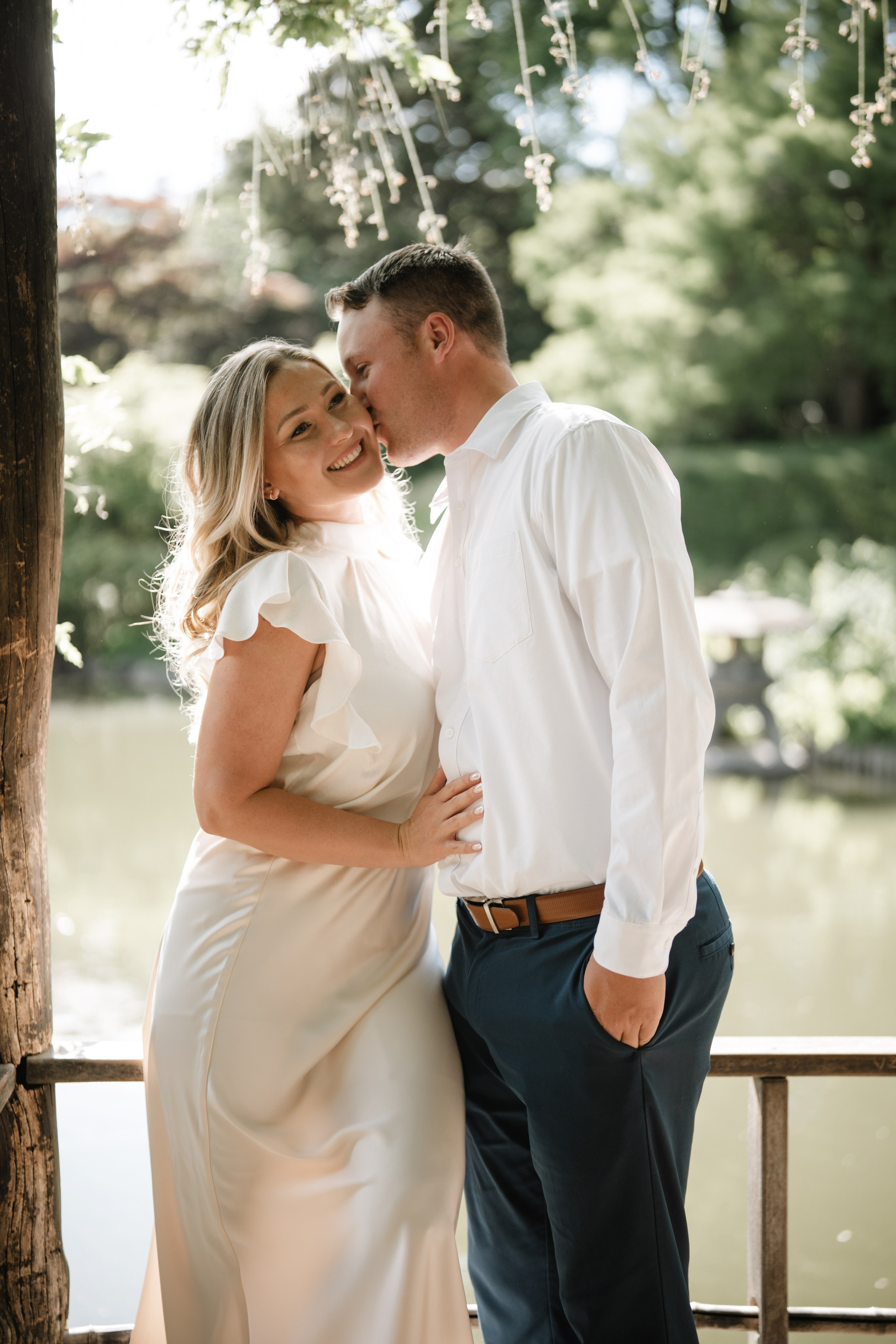 Engagement photo shoot at the Brooklyn Botanic Garden. Portrait and wedding photographer in New York