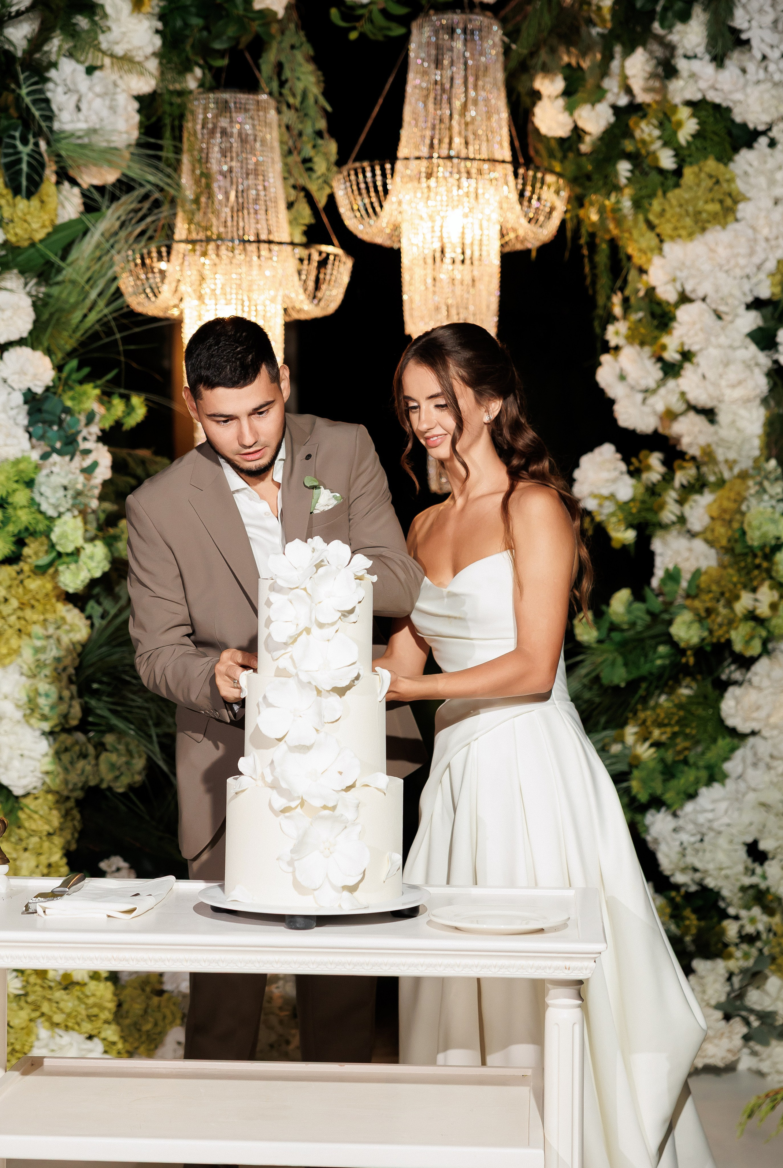 Eugen & Livia — Grand Elysee — Wedding Day. Servicii Foto și Video 067188353