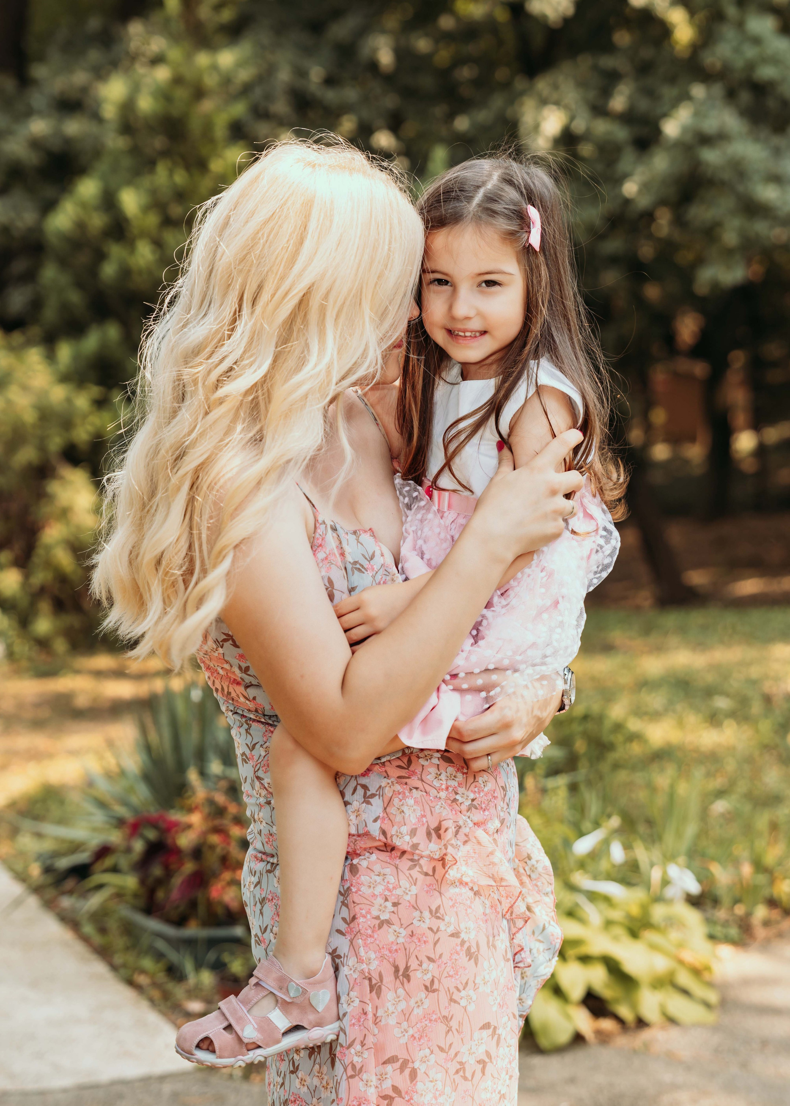 Mama drzi devojcicu u porti crkve