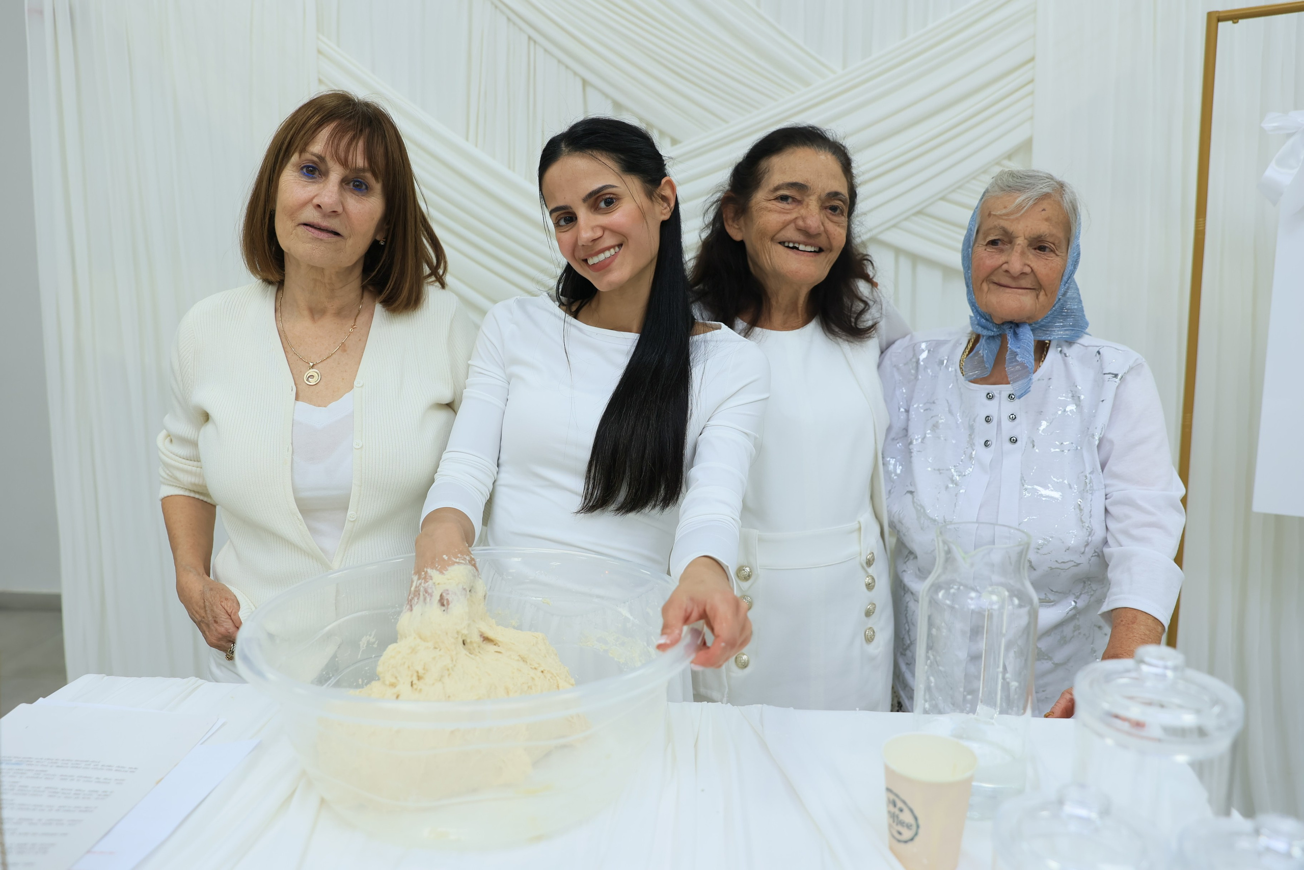 נטף הפרשת חלה. שני ויזל | צלמת הריון, צילומי משפחה וצילומי בוק בת מצווה