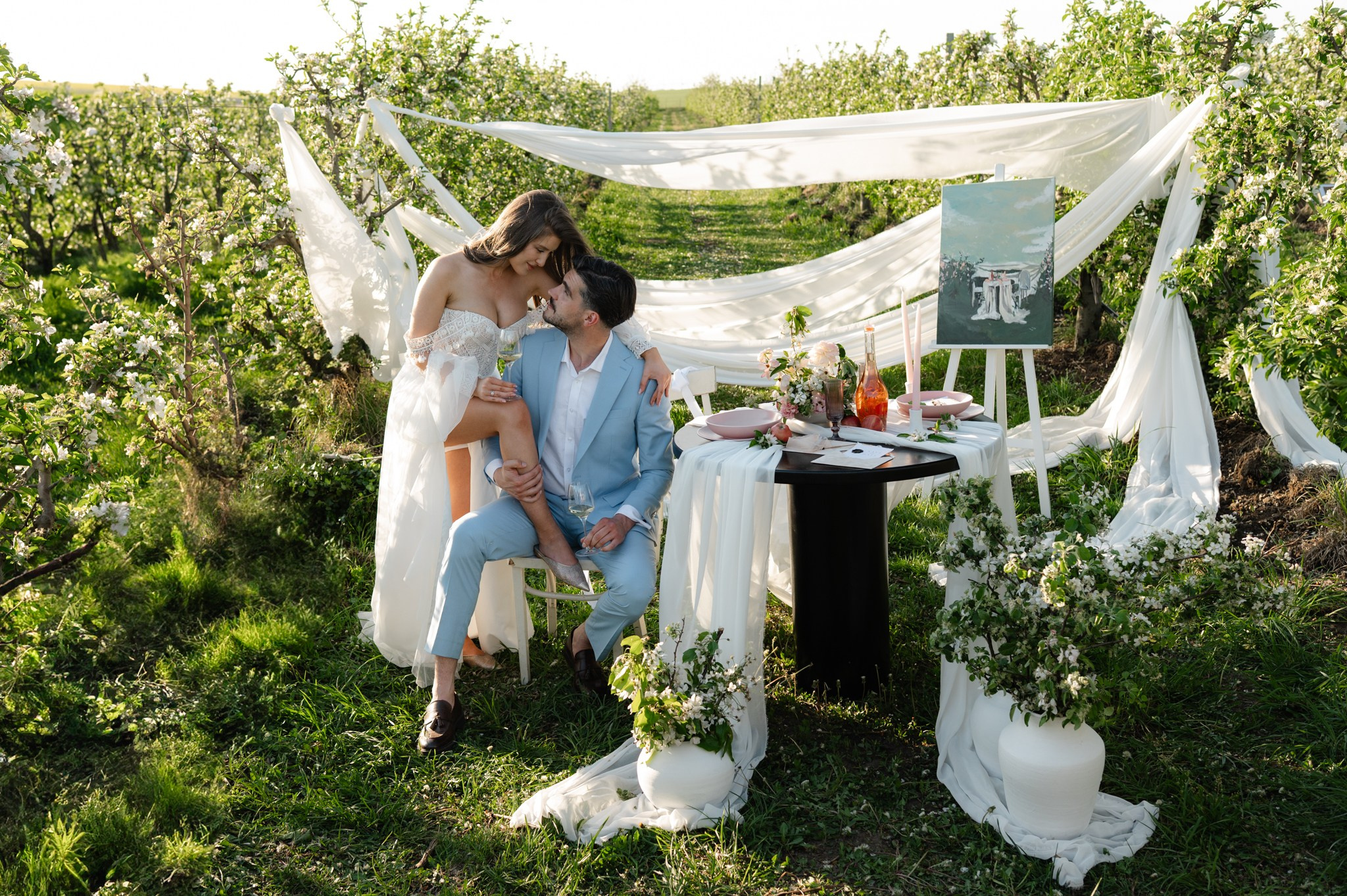 Ședință foto in livada înflorită , cuplu , îndrăgostiți, ședință foto save the date. Alexandra Hanu Photographer