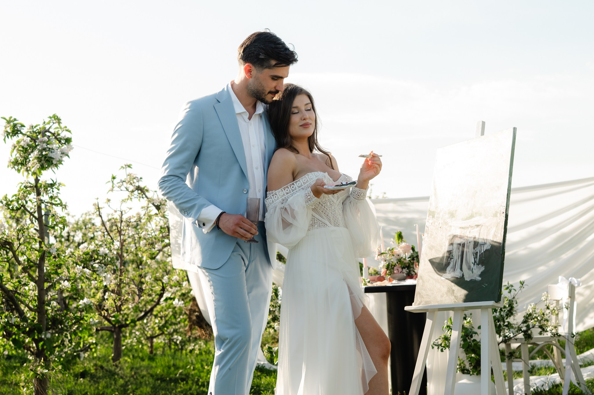 Ședință foto in livada înflorită , cuplu , îndrăgostiți, ședință foto save the date. Alexandra Hanu Photographer