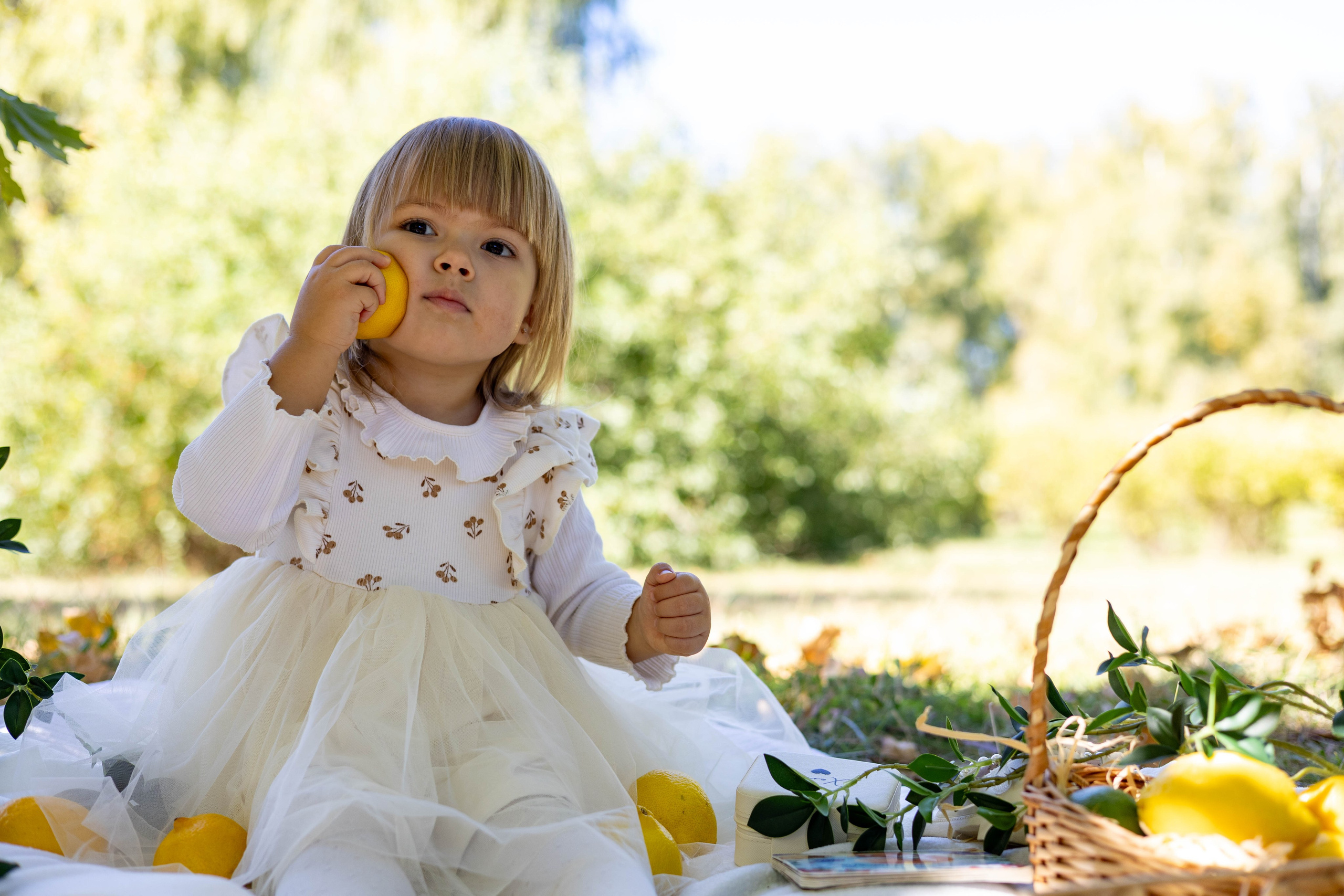 Яркая фотосессия с лимонами