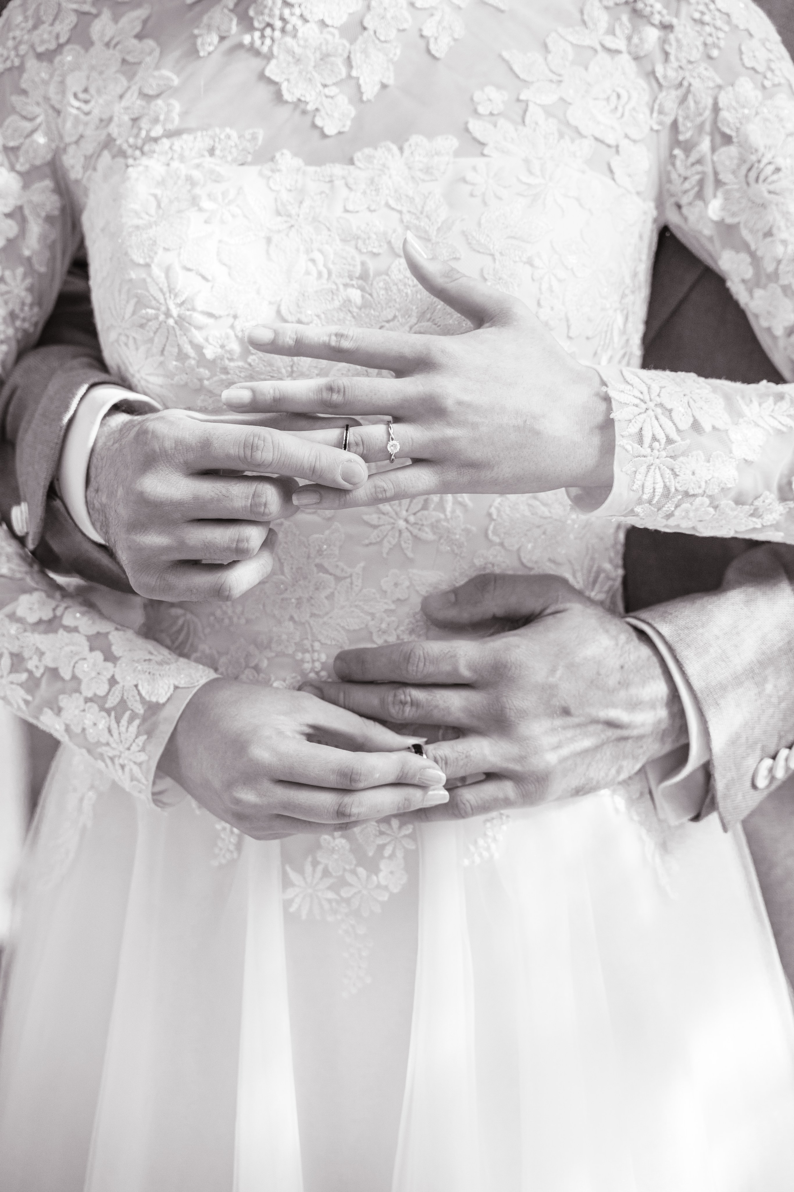 Mirele imbratiseaza mireasa din spate si ii pune inelul pe deget in timp ce si ea pune inelul lui.