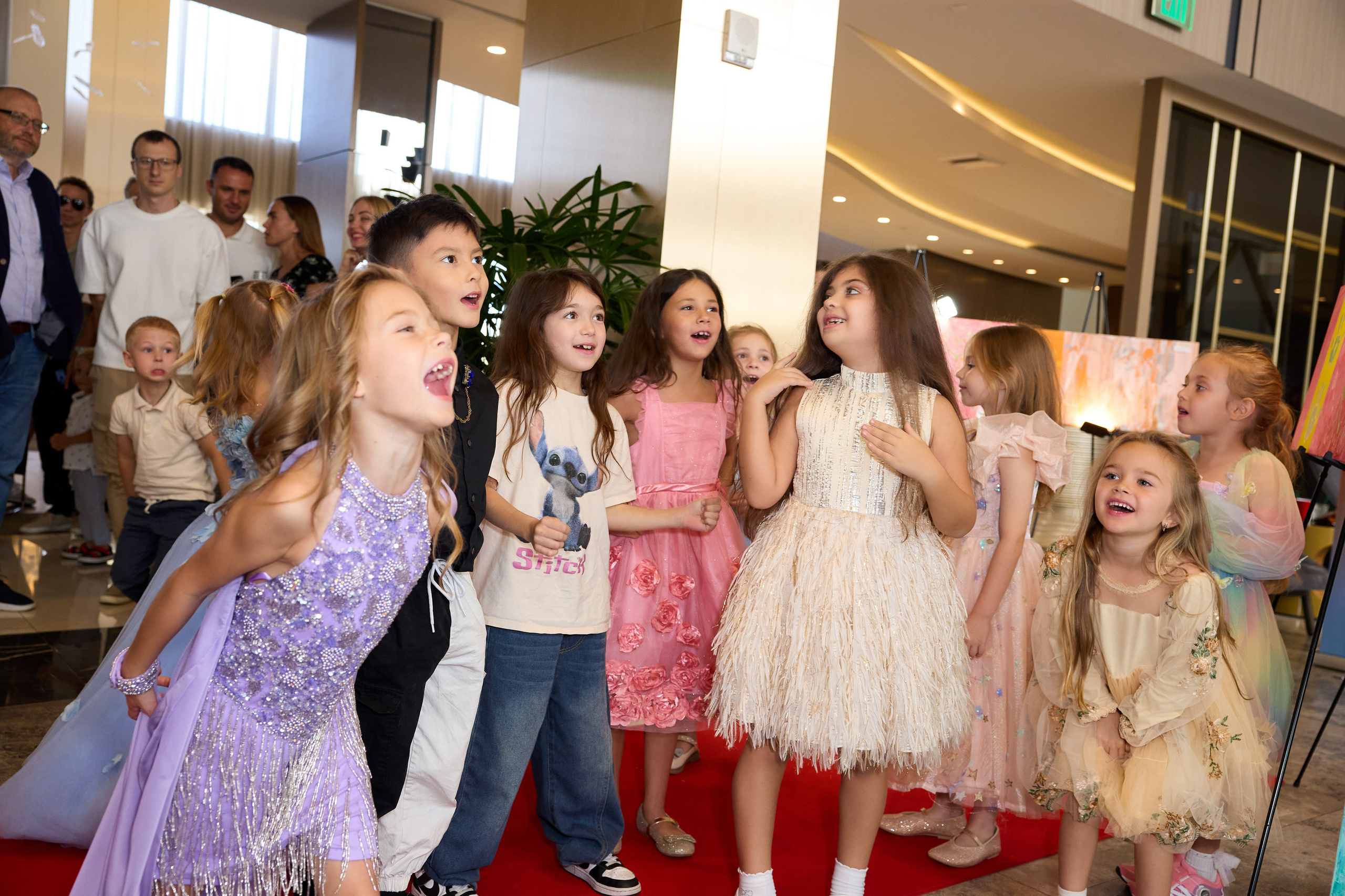 Авторская благотворительная художественная выставка Дианы Бортник. Фотограф Юлия Маковеева