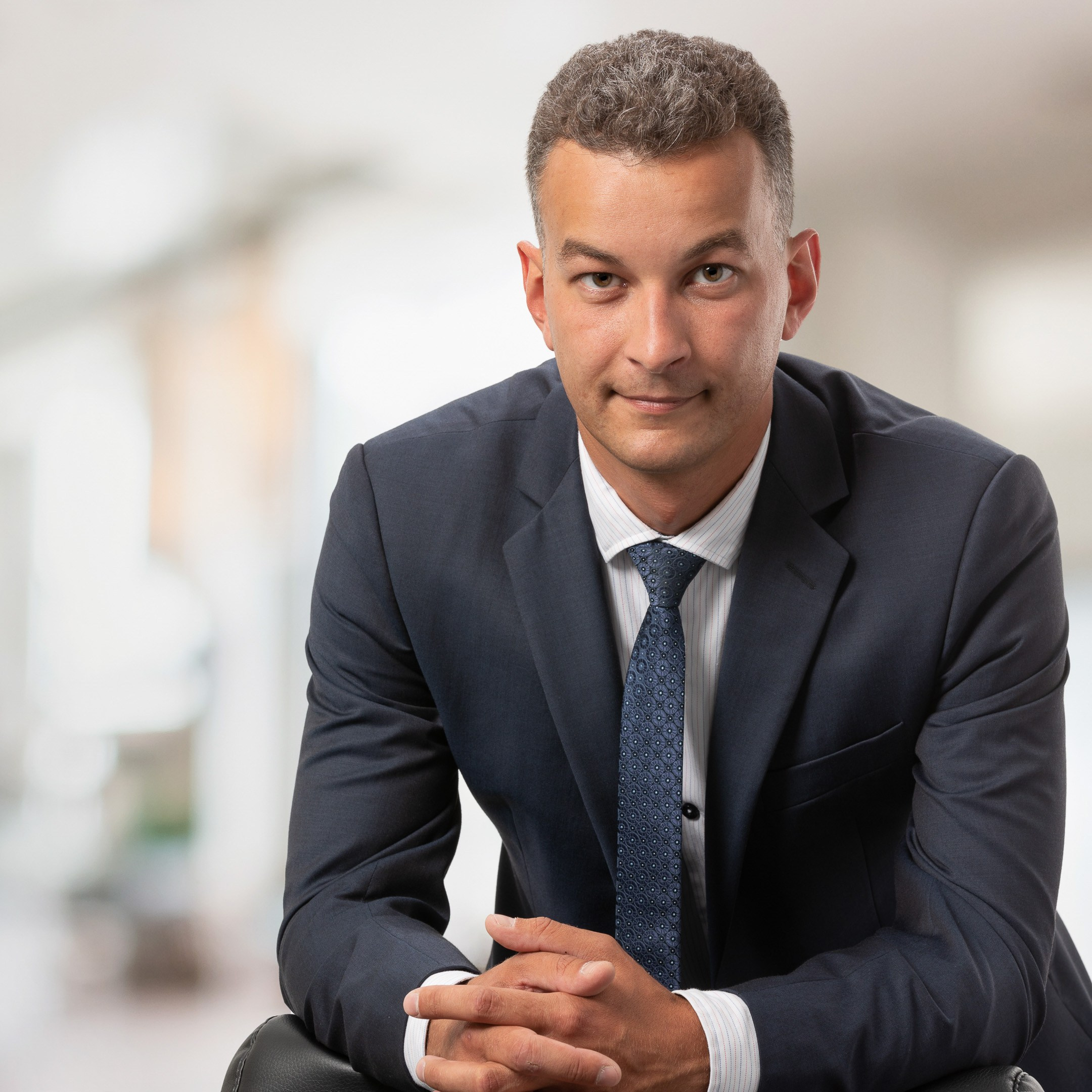 Business portrait of a man on a blurred office background - photographer Andrey Dunin