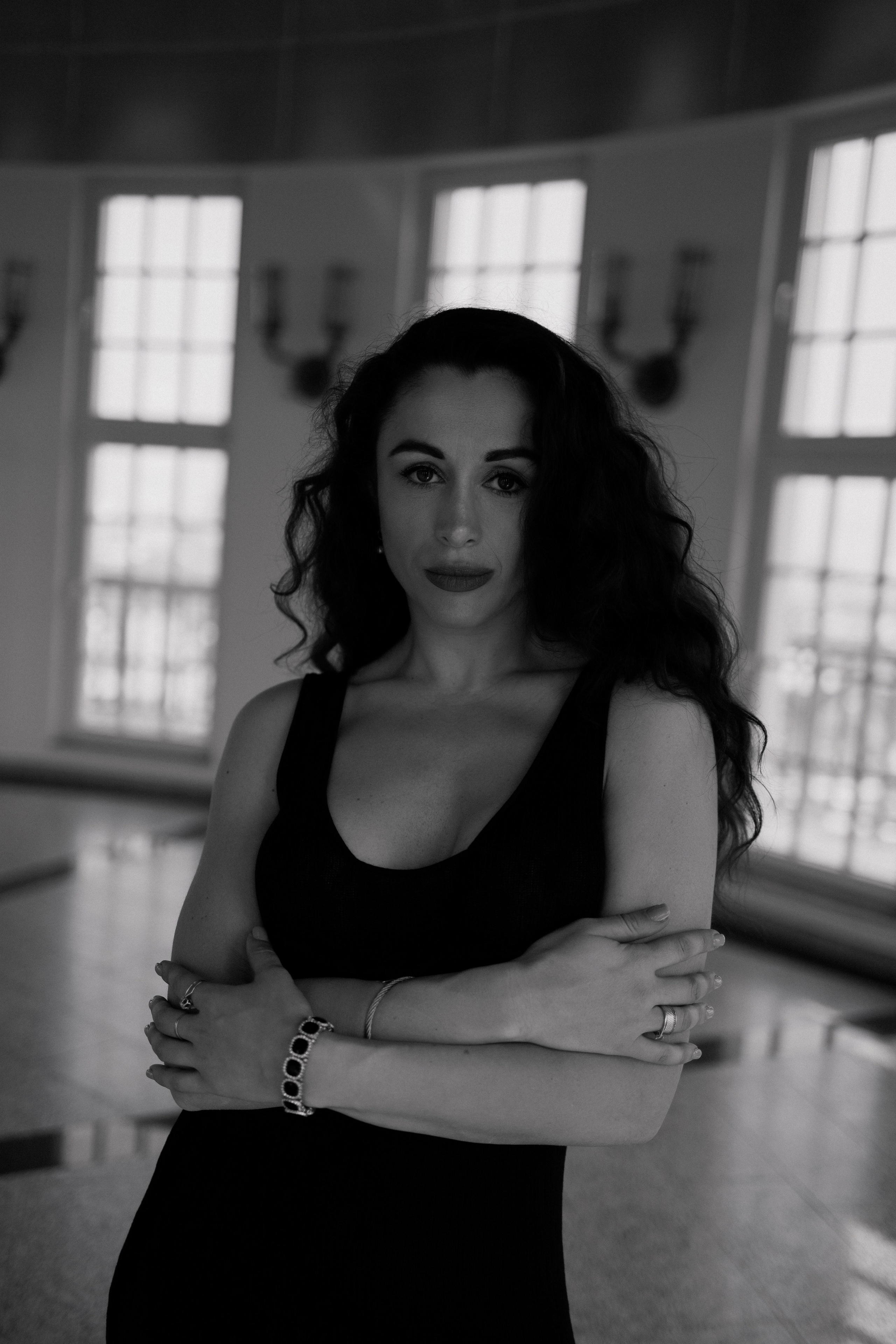 Elegant City Portrait in Leipzig. Woman in Black Dress&Hat timeless Urban Photography by Kristina Kozheltsova. Kristina Kozheltsova- Soulful Portrait&Lifestyle&Love Story Photographer in Leipzig, Germany