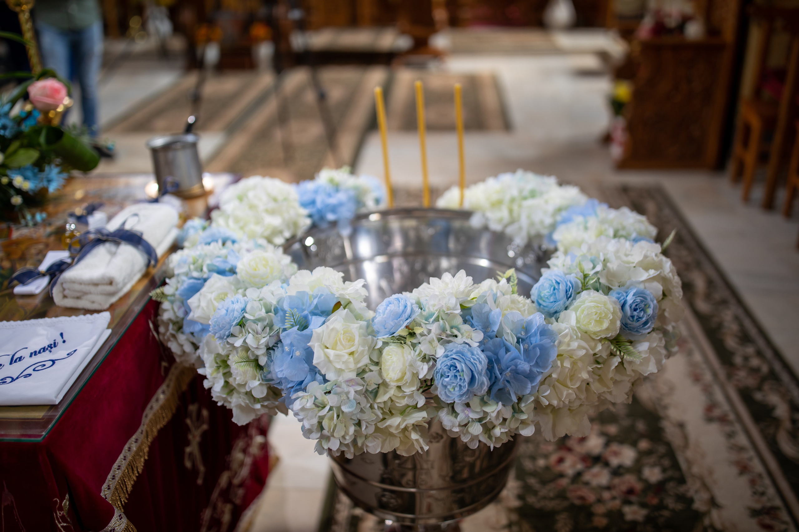 “Bebeluș botezat în biserică, ținut în brațe de nași”	•	“Detaliu cu lumânarea de botez decorată cu flori albe”	•	“Părinți emoționați alături de copilul lor la ceremonia de botez”	•	“Masa festivă de botez cu decor tematic și tort personalizat”	•	“Momentul în care preotul toarnă apă sfințită pe fruntea bebelușului”	“Bebeluș în rochie albă de botez, zâmbind în brațele mamei”	•	“Detaliu cu cruciulița de botez așezată pe o pernă de satin”	•	“Părinți și nași aprinzând lumânările în timpul ceremoniei de botez”	•	“Tort de botez decorat cu figurine tematice și numele copilului”	•	“Copil botezat dormind liniștit în pătuțul decorat festiv”	•	“Momentul în care preotul binecuvântează copilul în fața altarului”	•	“Invitați adunându-se în jurul mesei festive la petrecerea de botez”	•	“Bebeluș ținând în mână o jucărie personalizată primită la botez”	•	“Familie fericită pozând împreună după ceremonia de botez”	•	“Decor tematic cu baloane și flori la locația petrecerii de botez” fotograf Botoșani fotograf evenimente fotograf botez Alin Chirila fotograf alinofotostudio,- Preotul ținându-l pe micuțul Mathias Gabriel la botez, în biserica Înălțarea Domnului, Copălău  - Detalii de la botezul lui Mathias – lumânare, trusou și icoană  - Familia lui Mathias Gabriel alături de micuț, în ziua botezului  - Portret emoționant cu mama și bebelușul în brațe, în biserică,fotograf profesionist evenimente Botoșani, Iași, Suceava, Fălticeni, Bacău, Pașcani, Roman - AlinoFotoStudio by Alin Chirilă - servicii foto nuntă, botez, cununie, ședințe foto creative, albume personalizate, fotografii emoționante și calitative pentru cele mai importante momente din viață,fotograf nuntă Botoșani Alin Chirilă,  ședință foto botez Iași - AlinoFotoStudio,  servicii fotograf profesionist evenimente Suceava,  fotograf cununie civilă Fălticeni - Alin Chirilă,  album foto nuntă personalizat Bacău.“Bebeluș botezat în biserică, ținut în brațe de nași”	•	“Detaliu cu lumânarea de botez decorată cu flori albe”	•	“Părinți emoționați alături de copilul lor la ceremonia de botez”	•	“Masa festivă de botez cu decor tematic și tort personalizat”	•	“Momentul în care preotul toarnă apă sfințită pe fruntea bebelușului”	“Bebeluș în rochie albă de botez, zâmbind în brațele mamei”	•	“Detaliu cu cruciulița de botez așezată pe o pernă de satin”	•	“Părinți și nași aprinzând lumânările în timpul ceremoniei de botez”	•	“Tort de botez decorat cu figurine tematice și numele copilului”	•	“Copil botezat dormind liniștit în pătuțul decorat festiv”	•	“Momentul în care preotul binecuvântează copilul în fața altarului”	•	“Invitați adunându-se în jurul mesei festive la petrecerea de botez”	•	“Bebeluș ținând în mână o jucărie personalizată primită la botez”	•	“Familie fericită pozând împreună după ceremonia de botez”	•	“Decor tematic cu baloane și flori la locația petrecerii de botez” fotograf Botoșani fotograf evenimente fotograf botez Alin Chirila fotograf alinofotostudio.fotograf botez Amelis Maria, fotografie botez Botoșani, fotograf Alin Chirilă, amintiri botez, fotografii botez, botez Amelis Maria, fotograf copii, fotografie botez în Botoșani,