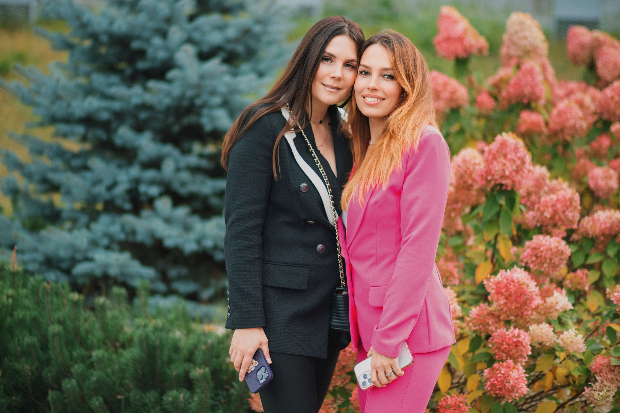 Girls | red wall. Photographer Inna Kalmykova