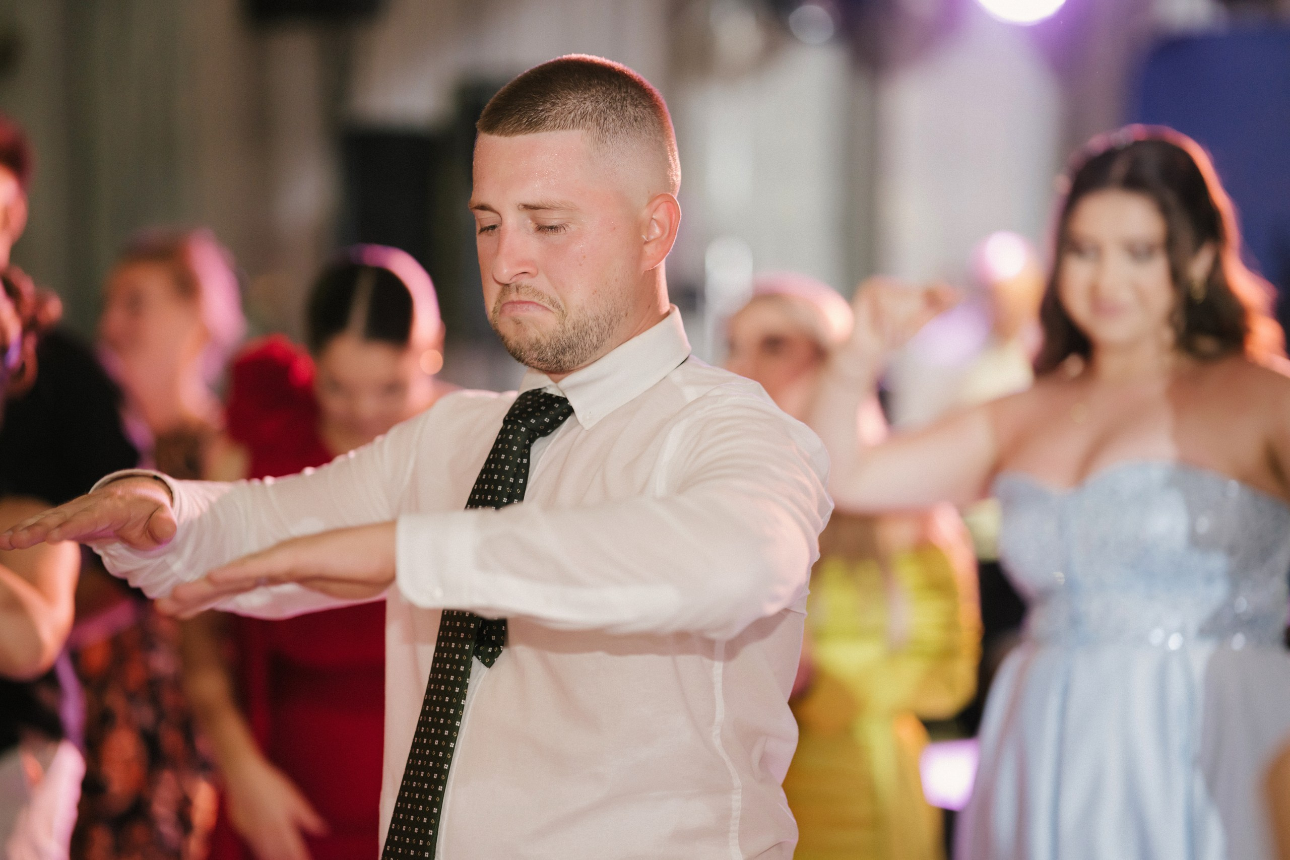 - mireasă Lavinia pregătire casa părintească Hârlău- mire Mihai pregătire Flămânzi cavalerii de onoare- fotograf nuntă Casa Jorovlea- ședință foto miri Mihai și Lavinia- nuntă elegantă Casa Jorovlea- fotografie de nuntă naturală România- domnișoare de onoare pregătire mireasă- emoții nuntă biserică- dansul mirilor Casa Jorovlea* fotograf profesionist nuntă Botoșani Iași* fotografie documentară de nuntă- familie și prieteni la nuntă- nași Mihai și Nicoleta nuntă- portret mireasă în lumină naturală- petrecere nuntă Casa Jorovlea- Nuntă Mihai și Lavinia – momente emoționante din ziua nunții, pregătirile mirilor în Hârlău și Flămânzi, ceremonia religioasă și ședința foto realizată de  AlinoFotoStudio -  Mireasa Lavinia în timpul pregătirilor la Hârlău-  Mihai pregătit de cavalerii de onoare în Flămânzi - Ceremonia religioasă a mirilor Mihai și Lavinia-Ședință foto romantică de nuntă Mihai și Lavinia - Dansul mirilor la petrecerea de nuntă -  fotograf nuntă Iași-  fotograf nuntă Botoșani- wedding photography Romania- AlinoFotoStudio - AlinoFotoStudio - Alin Chirilă fotograf - fotograf Botoșani - fotograf Iași - fotograf Hârlău - fotograf Bacău - fotograf Suceava - fotograf București - fotograf Neamț - servicii foto video - fotograf evenimente - fotograf nuntă - fotograf botez - wedding photographer Romania - ședință foto nuntă - fotografie de eveniment - wedding photography - fotografie profesională - fotograf profesionist România- povestitor prin fotografie, servicii foto - video -profesionale