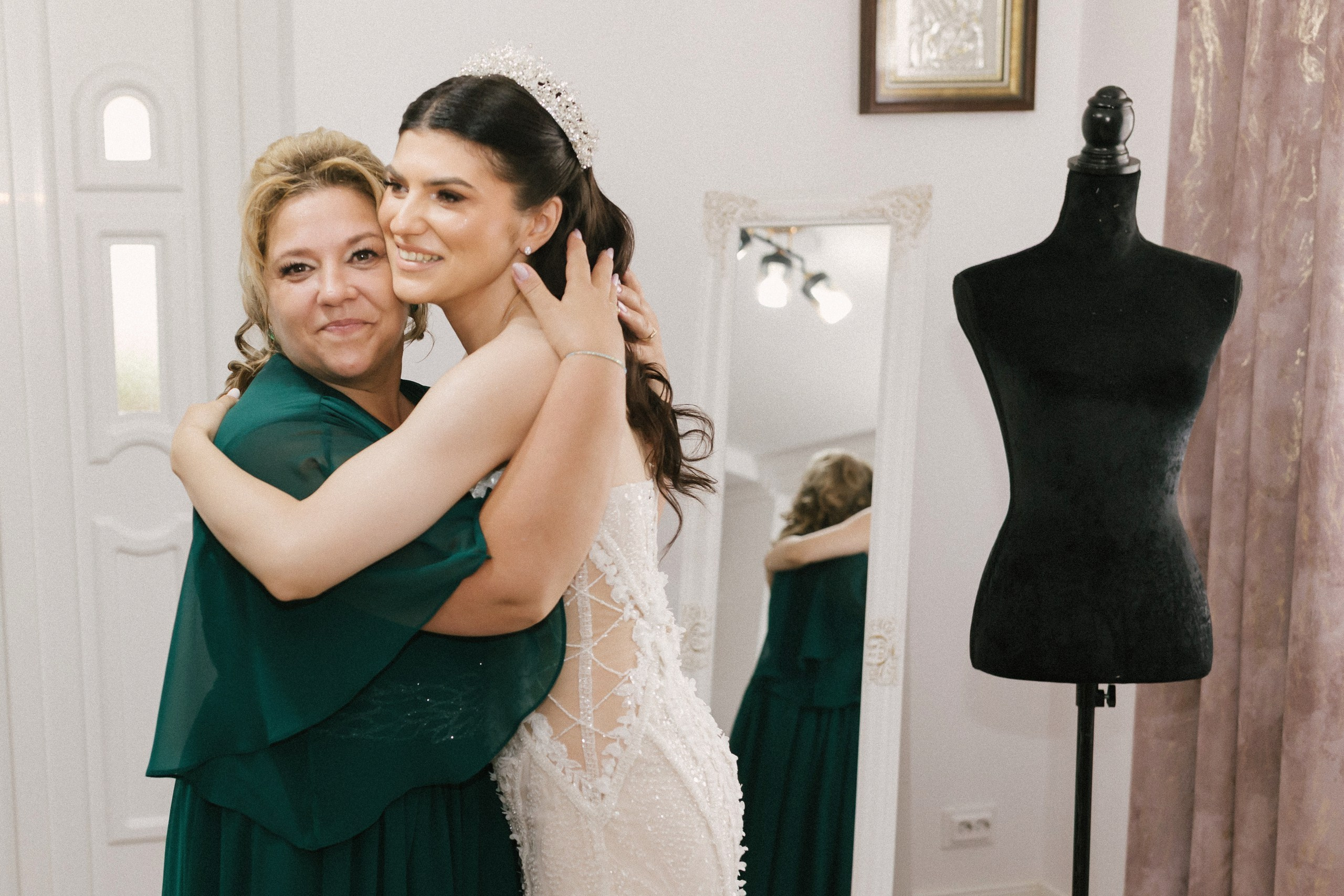 1. Mireasa Adriana în timpul pregătirilor de nuntă în Tudora Botoșani2. Costumul mirelui Ionuț fotografiat artistic în ziua nunții3. Prietenii mirelui la tradițiile de nuntă în Tudora4. Bărbieritul mirelui în cadrul obiceiurilor tradiționale de nuntă5. Fotografii de familie la biserică în ziua nunții6. Portret de familie cu mirii și copilul lor la nunta din Botoșani7. Primul dans al mirilor la Mariage Dor Baisa Botoșani8. Decor elegant de nuntă la Mariage Dor Baisa9. Emoții și tradiții la nunta din Tudora județul Botoșani10. Fotograf profesionist de nuntă în Botoșani surprinzând momente autentice - otograf-nunta-botosanifotograf-evenimente-botosanifotograf-profesionist-botosanifotograf-nunta-tudoranunta-tudora-botosanisedinta-foto-nunta-botosanipoze-nunta-botosanifotografii-nunta-tudorafotograf-cununie-religioasa-botosanibiserica-sfintii-imparati-constantin-si-elena-tudoramariage-dor-baisa-botosanirestaurant-nunta-botosanidansul-mirilor-mariage-dorpregatiri-mire-botosanipregatiri-mireasa-botosanitraditii-nunta-moldovaobiceiuri-nunta-tudorafotograf-familie-nunta-botosaniportret-miri-botosanigalerie-foto-nunta-botosanialbum-foto-nunta-botosaninunta-eleganta-botosaninunta-cu-traditii-botosanifotograf-premium-nunta-botosaniservicii-foto-video-botosanipoveste-de-nunta-botosanifotograf-documentar-nuntafotograf-natural-emotionalmiri-ionut-si-adriananunta-autentica-tudora -otograf-nunta-botosanifotograf-nunta-tudoranunta-tudora-botosanifotograf-evenimente-botosanifotograf-profesionist-botosaniservicii-foto-video-botosanigalerie-foto-nunta-botosanialbum-foto-nunta-botosani - nunta-autentica-botosaninunta-cu-traditii-botosanipoveste-de-nunta-botosanifotografii-emotionante-nuntamomente-autentice-nuntafotografie-documentara-nuntafotograf-natural-nunta- pregatiri-miri-tudorabiserica-tudora-botosanicununie-religioasa-tudoramariage-dor-baisa-botosanipetrecere-nunta-botosanivalsul-mirilor-botosani - alino-foto-studio-botosaniionut-si-adriana-nunta-tudorafotograf-alin-chirila-botosani