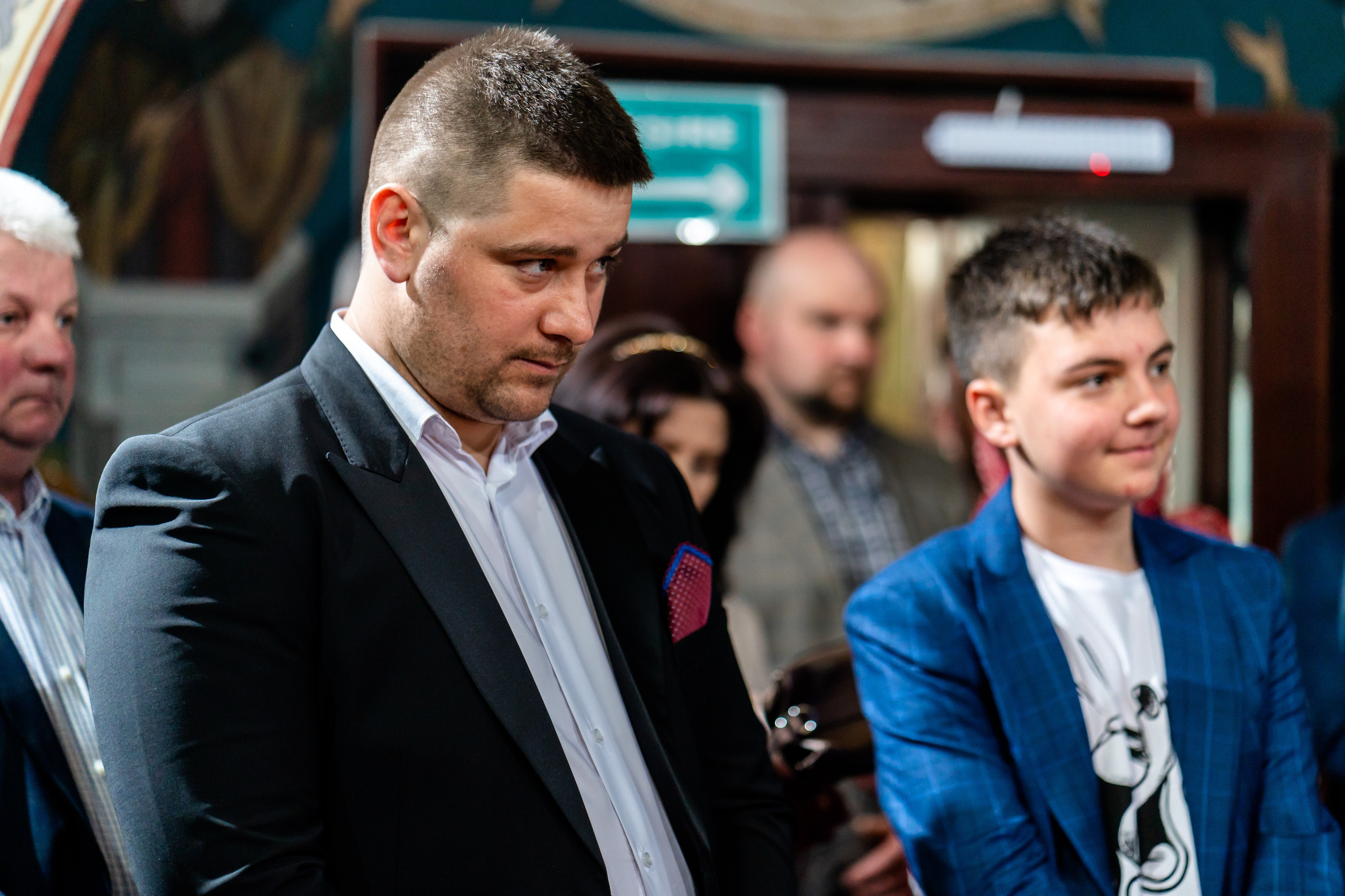 “Bebeluș botezat în biserică, ținut în brațe de nași”	•	“Detaliu cu lumânarea de botez decorată cu flori albe”	•	“Părinți emoționați alături de copilul lor la ceremonia de botez”	•	“Masa festivă de botez cu decor tematic și tort personalizat”	•	“Momentul în care preotul toarnă apă sfințită pe fruntea bebelușului”	“Bebeluș în rochie albă de botez, zâmbind în brațele mamei”	•	“Detaliu cu cruciulița de botez așezată pe o pernă de satin”	•	“Părinți și nași aprinzând lumânările în timpul ceremoniei de botez”	•	“Tort de botez decorat cu figurine tematice și numele copilului”	•	“Copil botezat dormind liniștit în pătuțul decorat festiv”	•	“Momentul în care preotul binecuvântează copilul în fața altarului”	•	“Invitați adunându-se în jurul mesei festive la petrecerea de botez”	•	“Bebeluș ținând în mână o jucărie personalizată primită la botez”	•	“Familie fericită pozând împreună după ceremonia de botez”	•	“Decor tematic cu baloane și flori la locația petrecerii de botez” fotograf Botoșani fotograf evenimente fotograf botez Alin Chirila fotograf alinofotostudio,- Preotul ținându-l pe micuțul Mathias Gabriel la botez, în biserica Înălțarea Domnului, Copălău  - Detalii de la botezul lui Mathias – lumânare, trusou și icoană  - Familia lui Mathias Gabriel alături de micuț, în ziua botezului  - Portret emoționant cu mama și bebelușul în brațe, în biserică,fotograf profesionist evenimente Botoșani, Iași, Suceava, Fălticeni, Bacău, Pașcani, Roman - AlinoFotoStudio by Alin Chirilă - servicii foto nuntă, botez, cununie, ședințe foto creative, albume personalizate, fotografii emoționante și calitative pentru cele mai importante momente din viață,fotograf nuntă Botoșani Alin Chirilă,  ședință foto botez Iași - AlinoFotoStudio,  servicii fotograf profesionist evenimente Suceava,  fotograf cununie civilă Fălticeni - Alin Chirilă,  album foto nuntă personalizat Bacău.“Bebeluș botezat în biserică, ținut în brațe de nași”	•	“Detaliu cu lumânarea de botez decorată cu flori albe”	•	“Părinți emoționați alături de copilul lor la ceremonia de botez”	•	“Masa festivă de botez cu decor tematic și tort personalizat”	•	“Momentul în care preotul toarnă apă sfințită pe fruntea bebelușului”	“Bebeluș în rochie albă de botez, zâmbind în brațele mamei”	•	“Detaliu cu cruciulița de botez așezată pe o pernă de satin”	•	“Părinți și nași aprinzând lumânările în timpul ceremoniei de botez”	•	“Tort de botez decorat cu figurine tematice și numele copilului”	•	“Copil botezat dormind liniștit în pătuțul decorat festiv”	•	“Momentul în care preotul binecuvântează copilul în fața altarului”	•	“Invitați adunându-se în jurul mesei festive la petrecerea de botez”	•	“Bebeluș ținând în mână o jucărie personalizată primită la botez”	•	“Familie fericită pozând împreună după ceremonia de botez”	•	“Decor tematic cu baloane și flori la locația petrecerii de botez” fotograf Botoșani fotograf evenimente fotograf botez Alin Chirila fotograf alinofotostudio.fotograf botez Amelis Maria, fotografie botez Botoșani, fotograf Alin Chirilă, amintiri botez, fotografii botez, botez Amelis Maria, fotograf copii, fotografie botez în Botoșani,