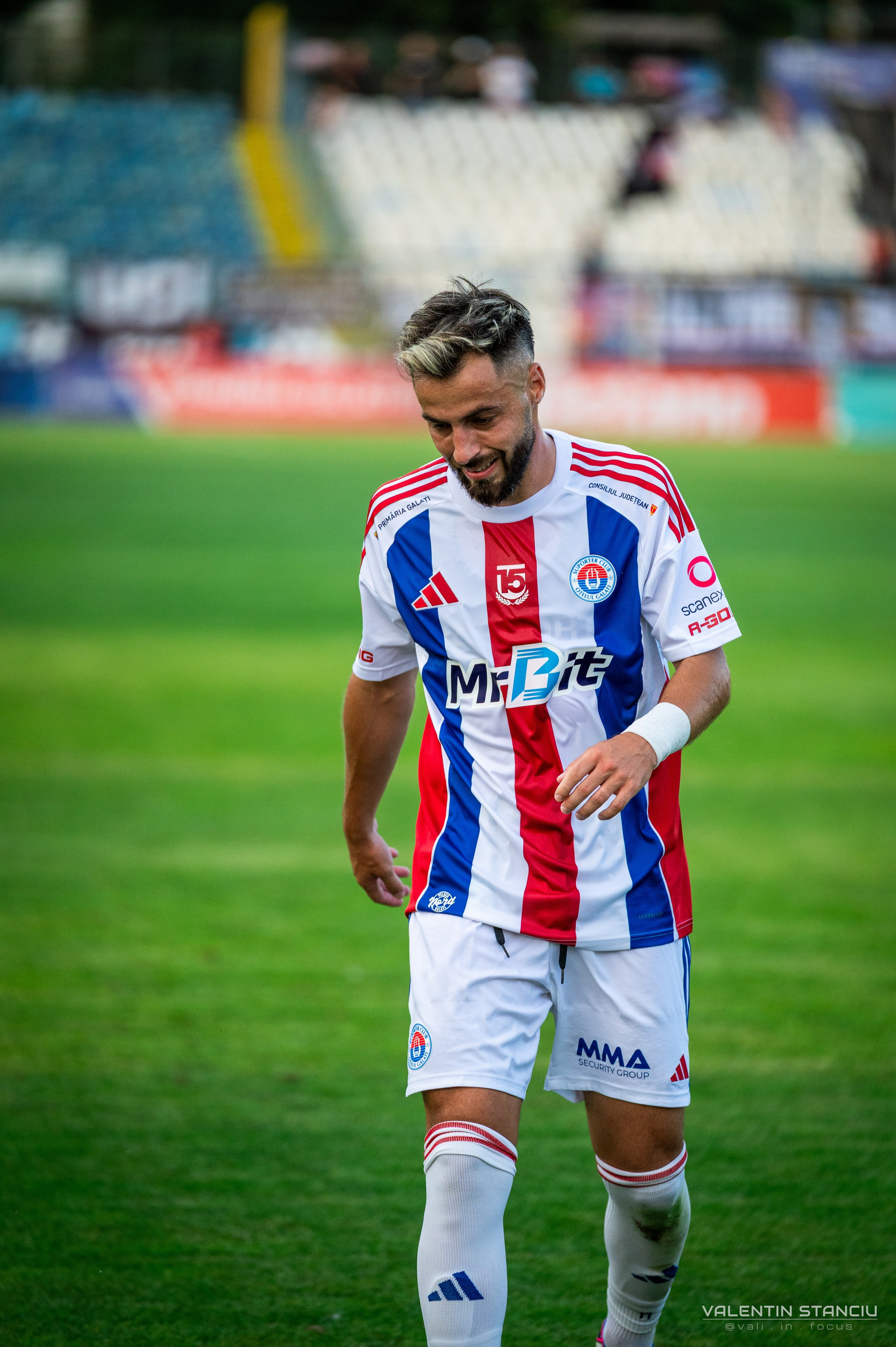 Otelul Galati — CFR Cluj. Fotograf de Sport, Portret, Produs, Corporate, Cultural și Evenimente în Galați | Valentin Stanciu