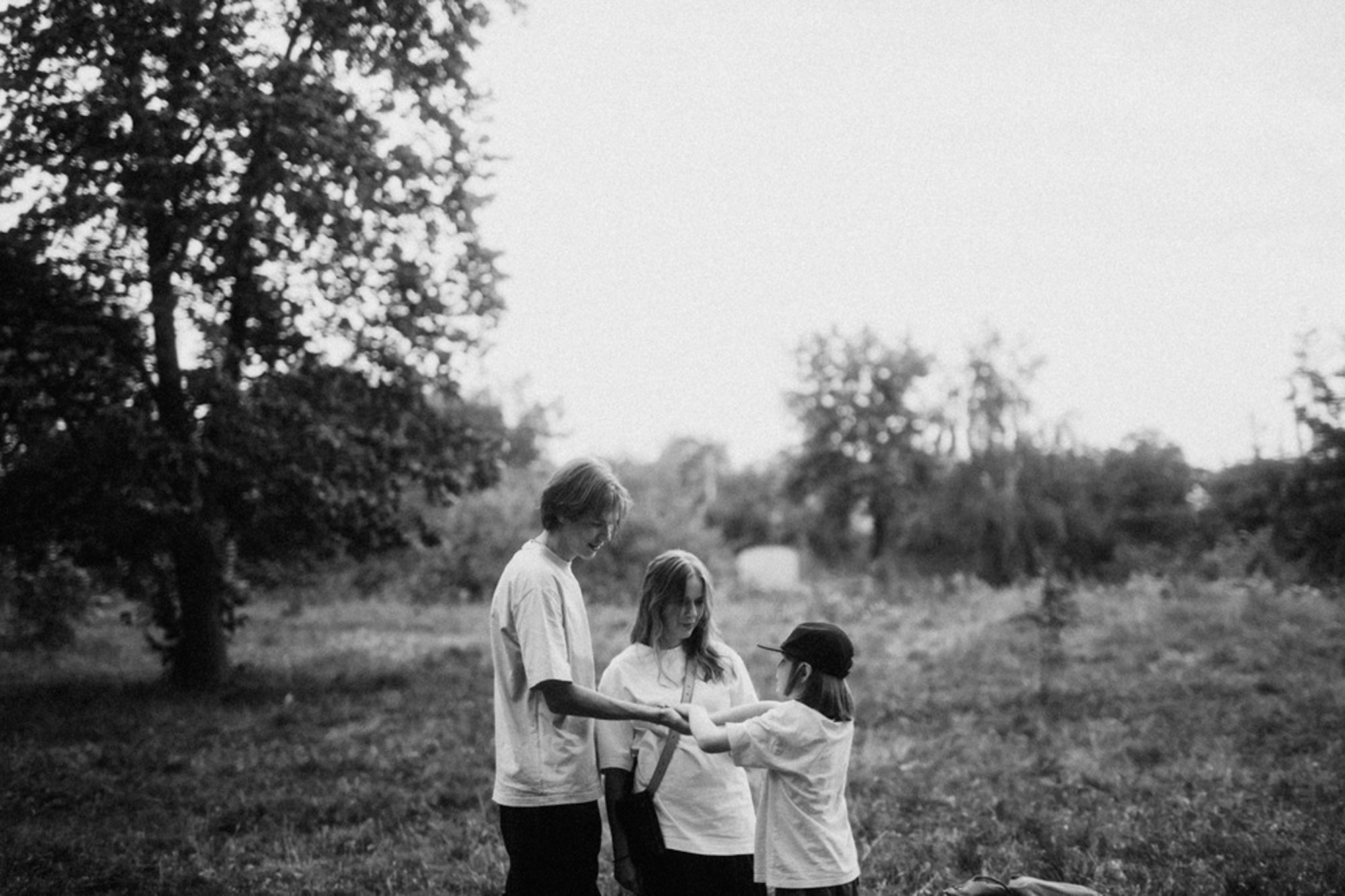 Сімейна фотосесія на вулиці літом. Photokostin.com