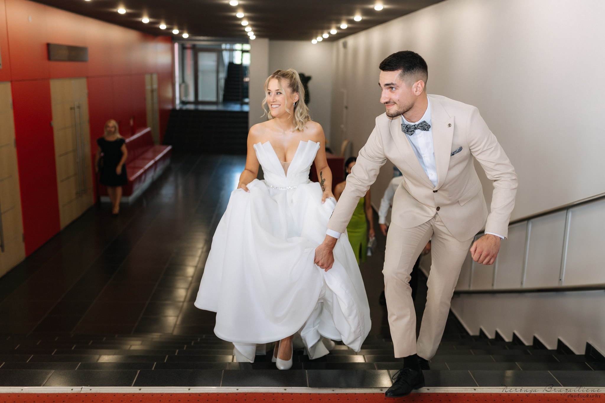 Vestuvinė fotosesija Kaune, Vienybės aikštėje, prie Lietuvos banko