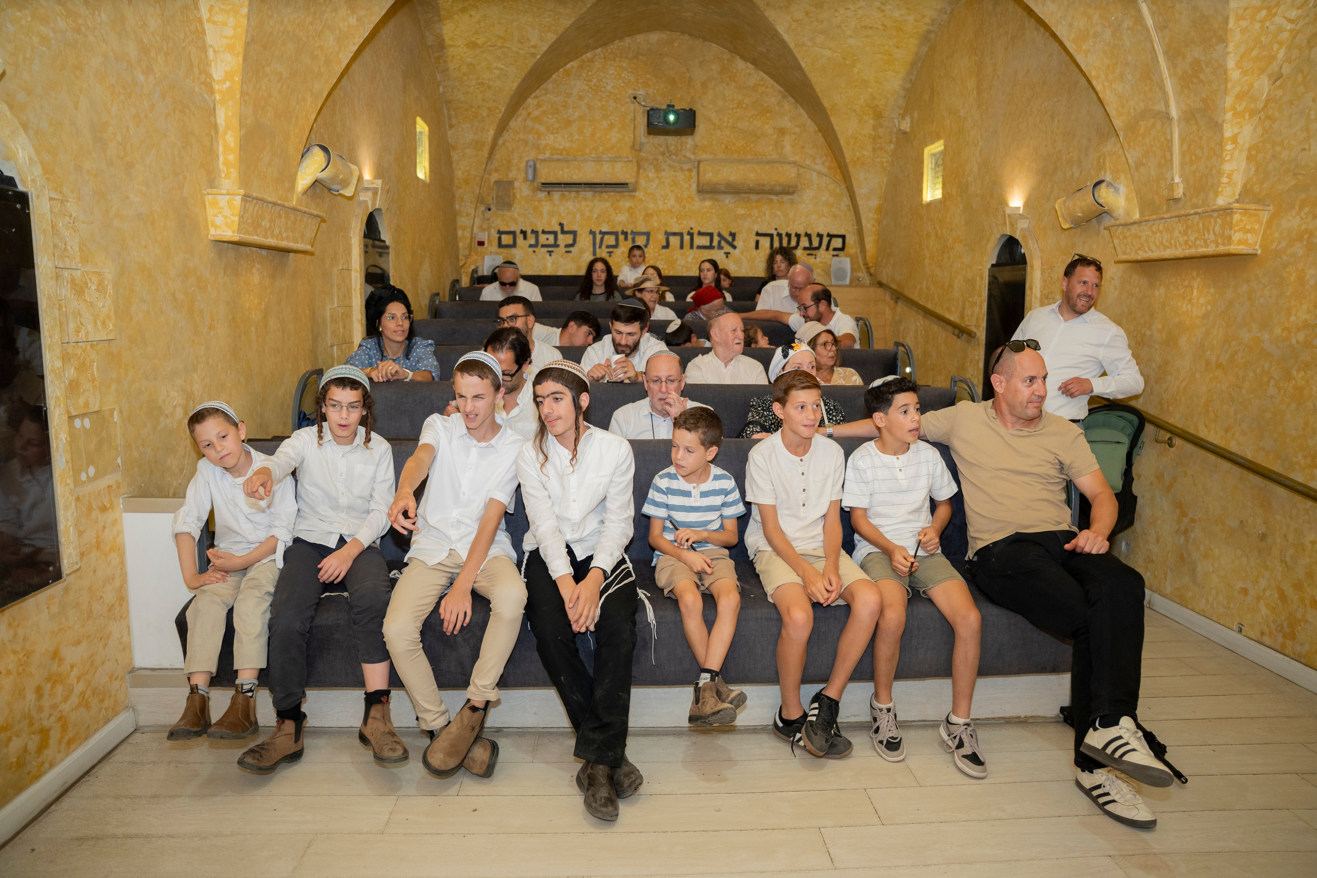 הנחת התפילין רפאל לוי. יוסף מזרחי צילום חתונה, ברית וזוגיות. צלם מקצועי שאוהב להוציא אתכם הכי יפים ברגעים הכי מרגשים