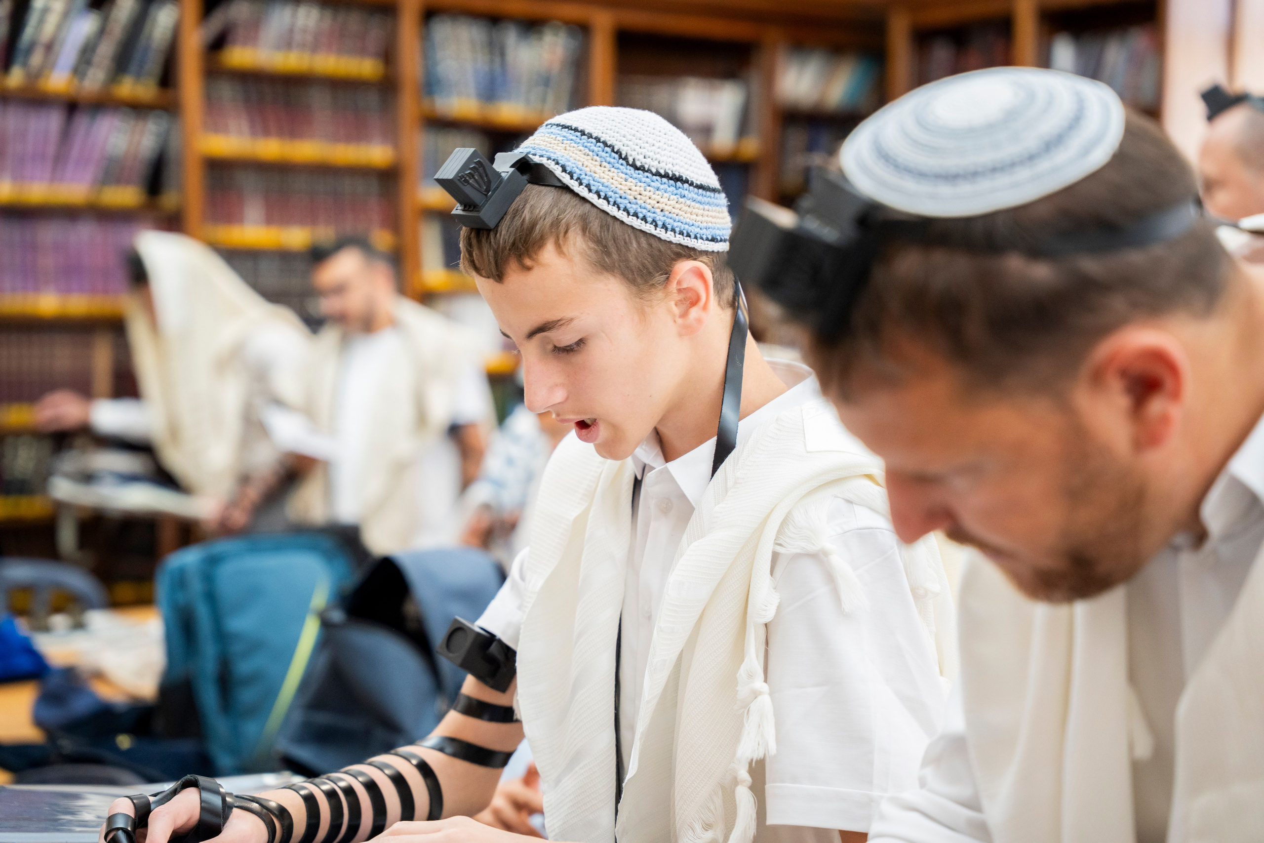 הנחת התפילין רפאל לוי. יוסף מזרחי צילום חתונה, ברית וזוגיות. צלם מקצועי שאוהב להוציא אתכם הכי יפים ברגעים הכי מרגשים