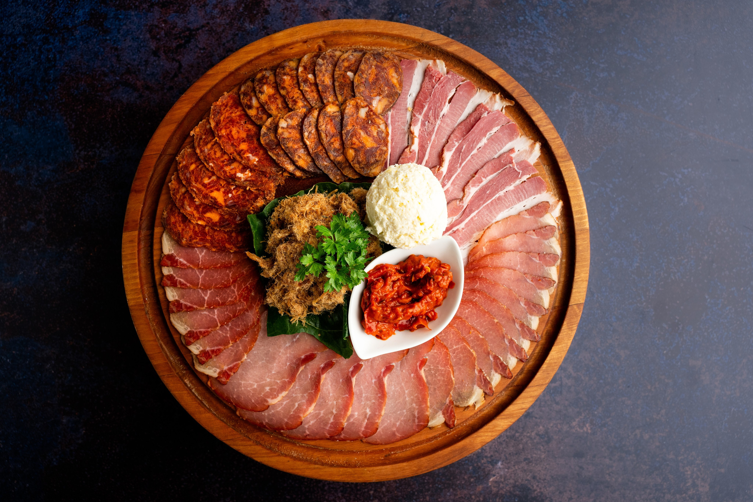 dekorisan pršut i predjelo za fotografisanje za restoran