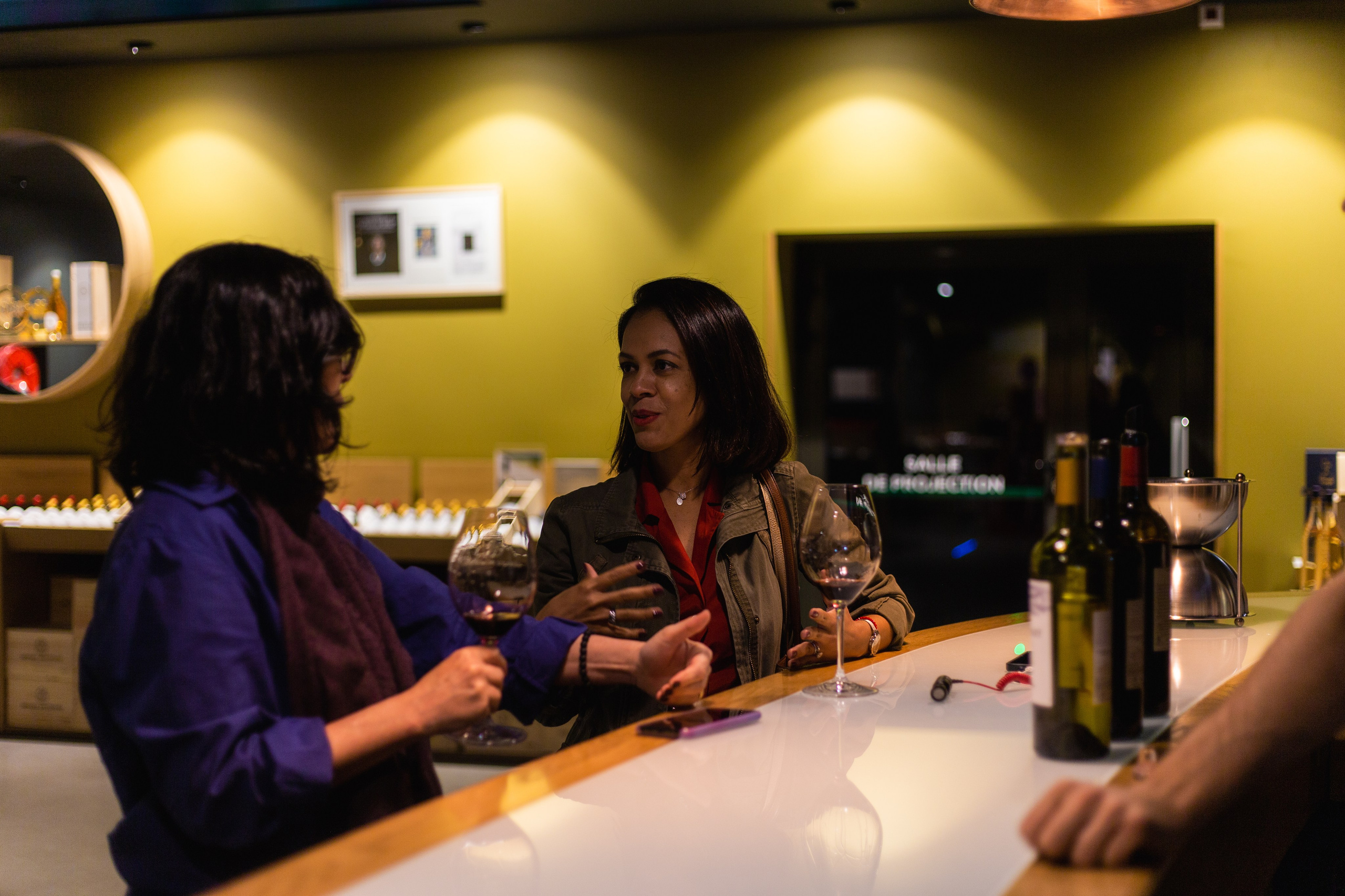 Photographe pour sommelière – Séance photo professionnelle pour entreprise. Photographe professionnelle à Poitiers, Tours et Châtellerault | Studio photo entre Poitiers et Tours – portraits, familles, entreprises, ma