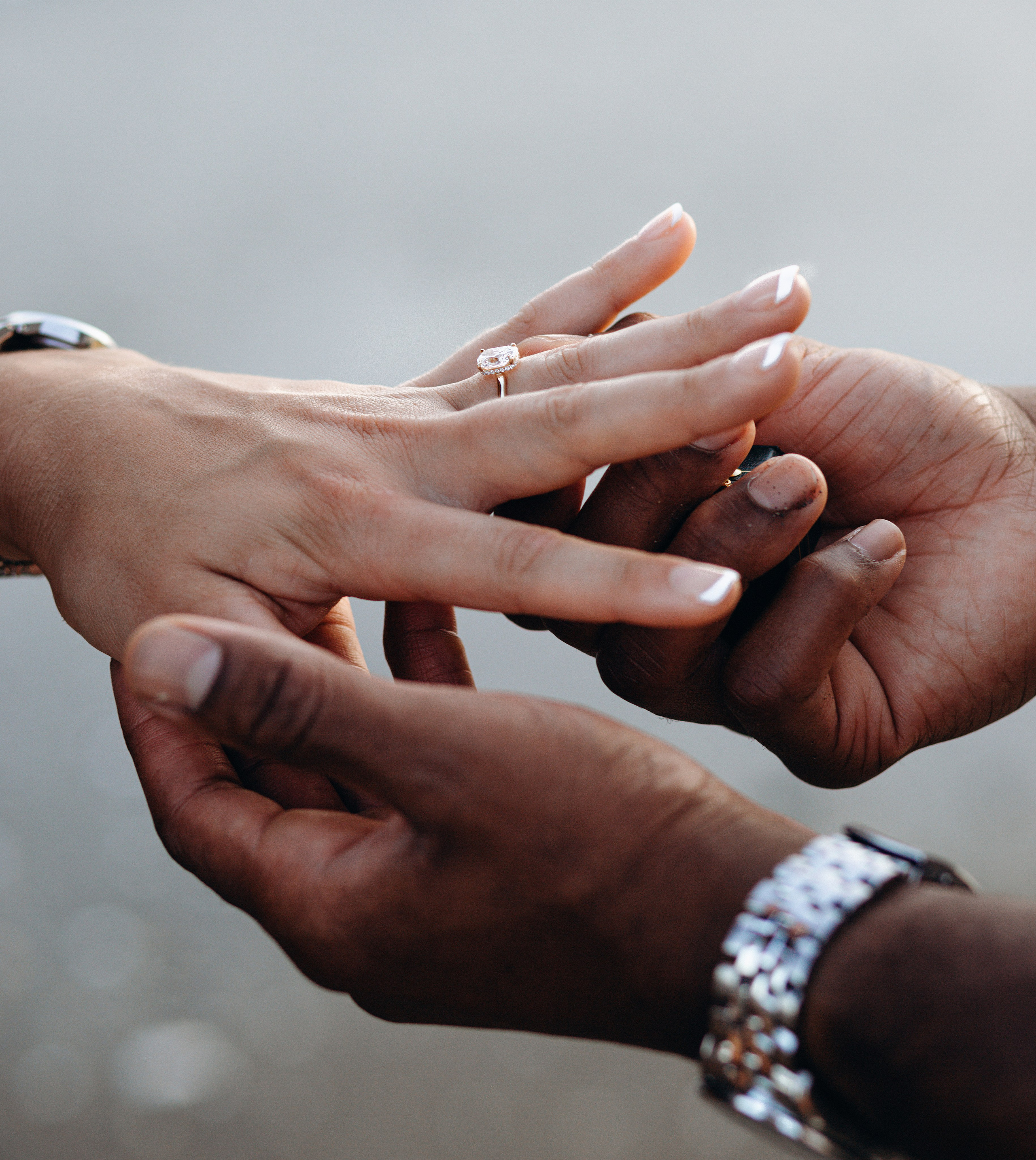 Primer plano de un momento romántico de propuesta durante una sesión de historia de amor en Valencia, España, capturando el instante en que se coloca el anillo — perfecto para parejas que buscan sesiones de fotos de compromiso o propuesta en Valencia y España.