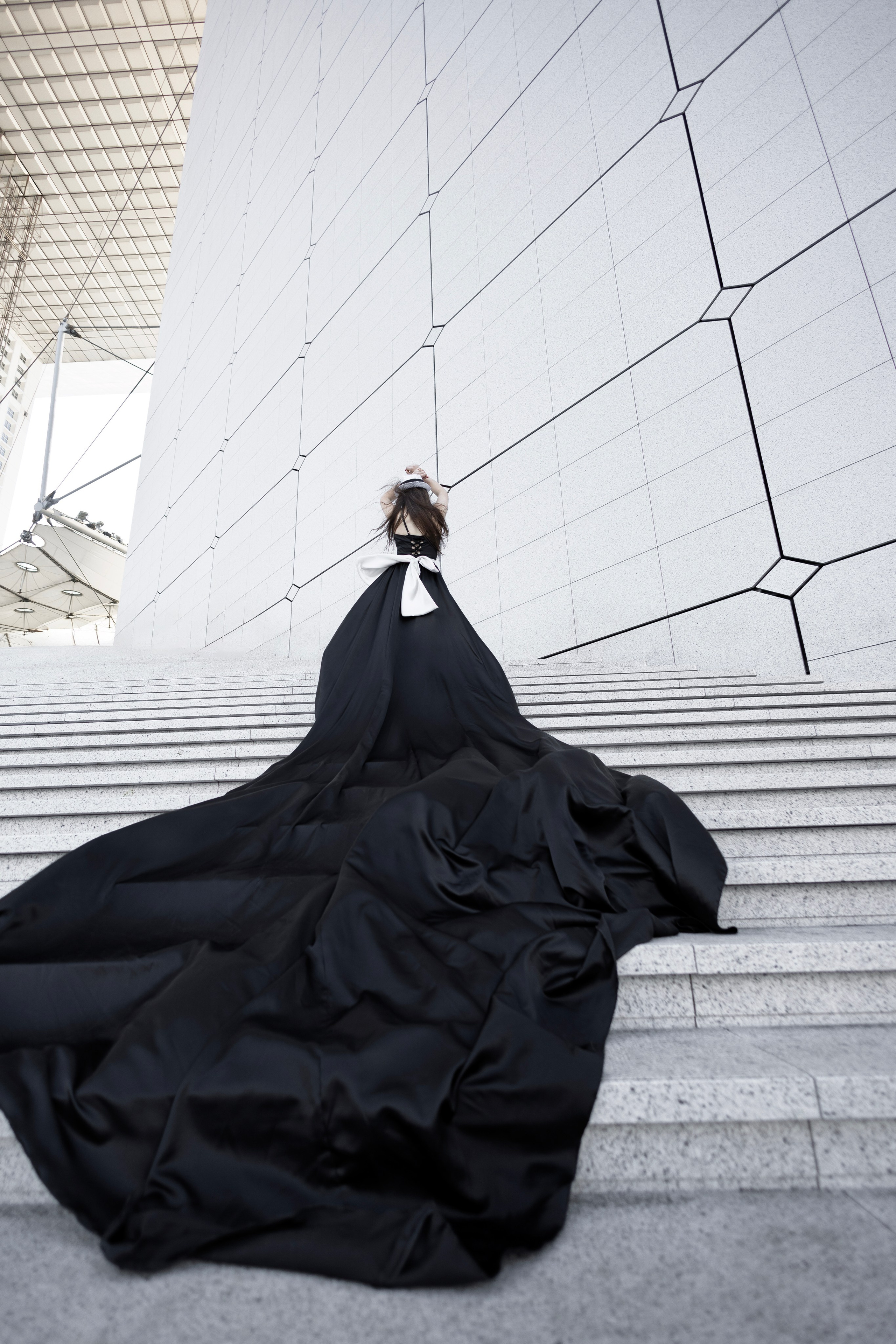 Shooting La Defence cu Lenuta. Wedding, event and family photographer in Paris, Emilian Olaru