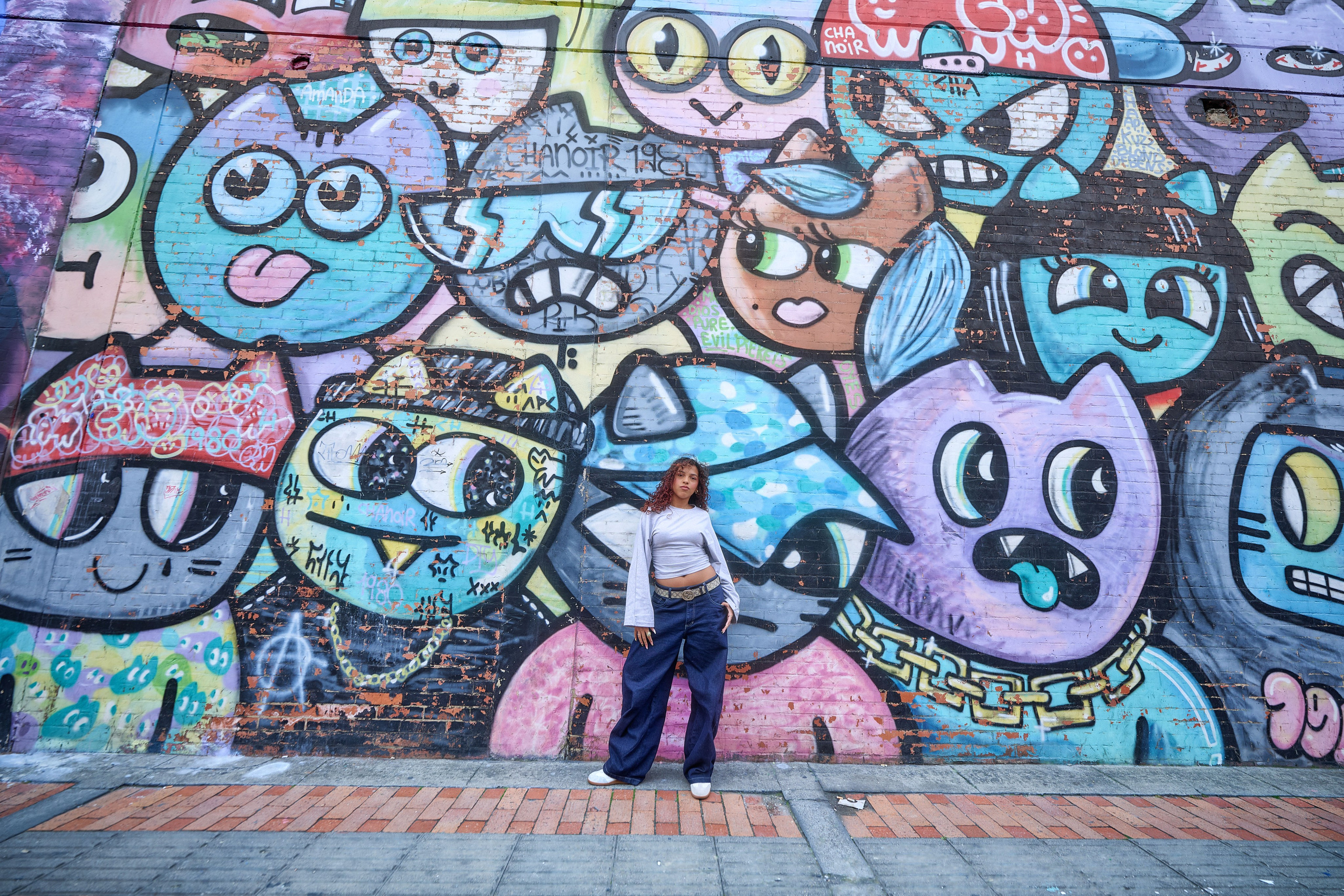 Ivanna explorando las calles de Distrito Graffiti en su sesión de fotos de quince años.