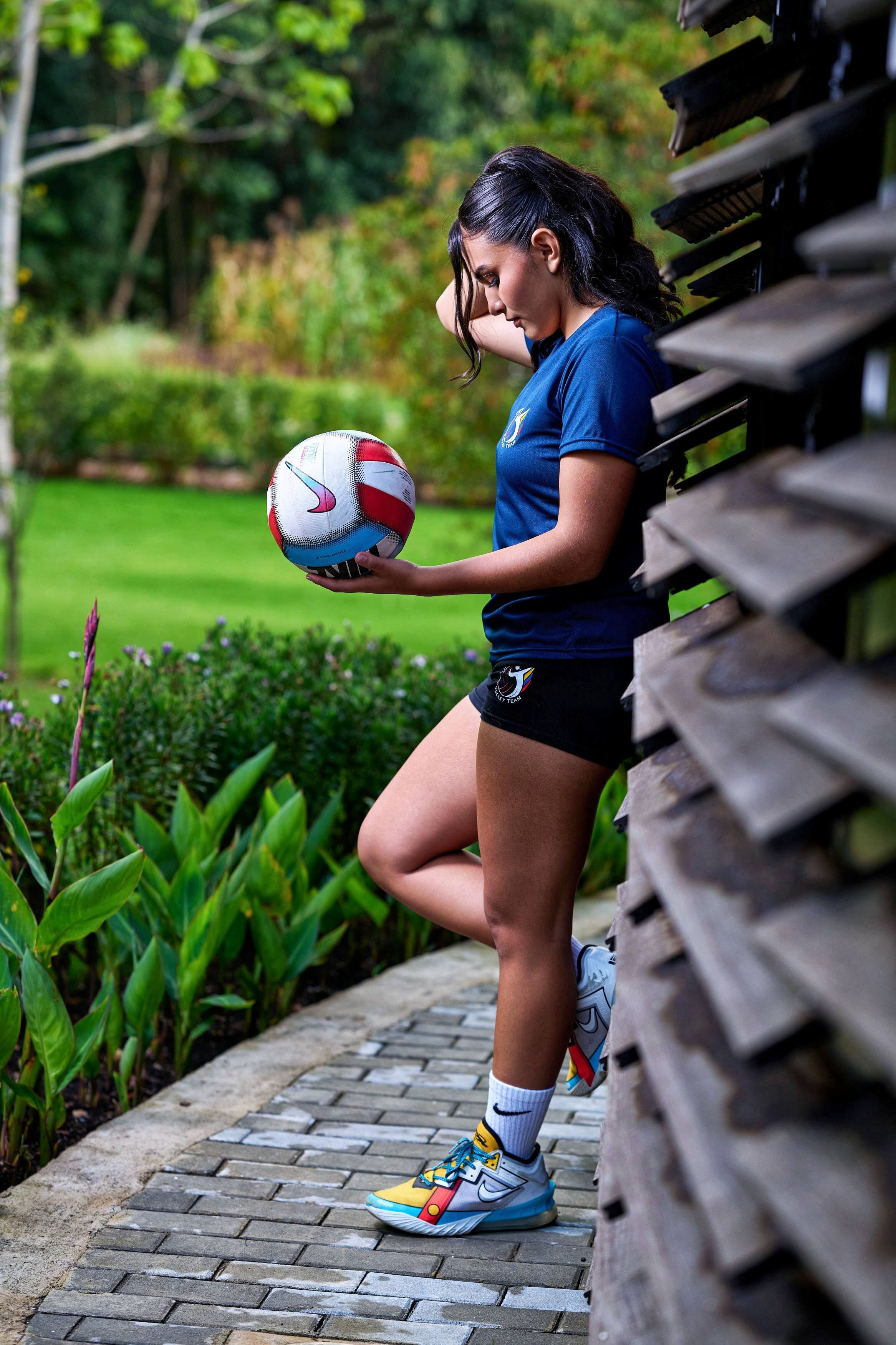 Retrato de Gaby combinando su pasión por el voleibol con su sesión de quince años.