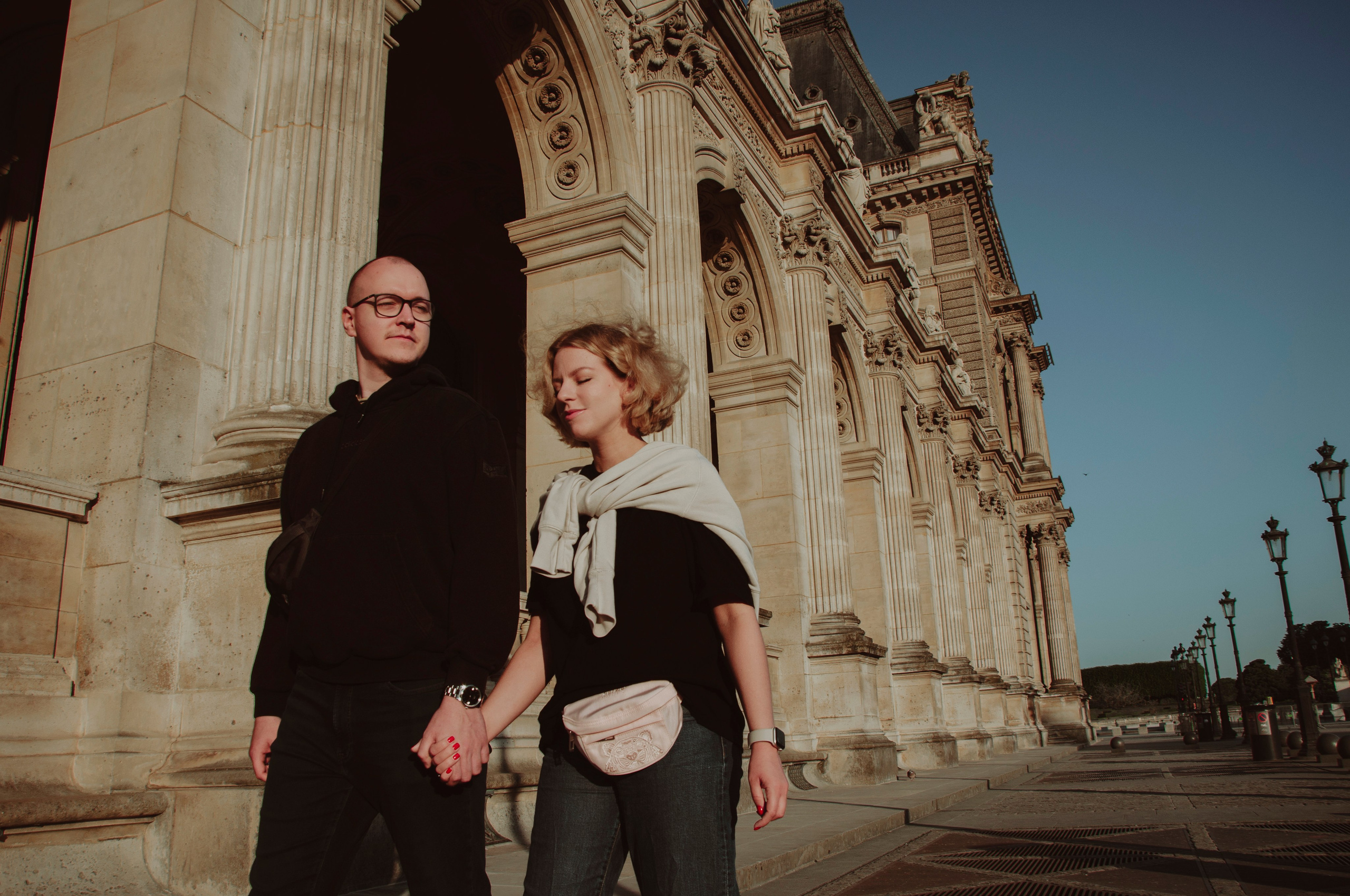 Couple photoshoot near the Louvre. Paris photographer — Polina Osipova