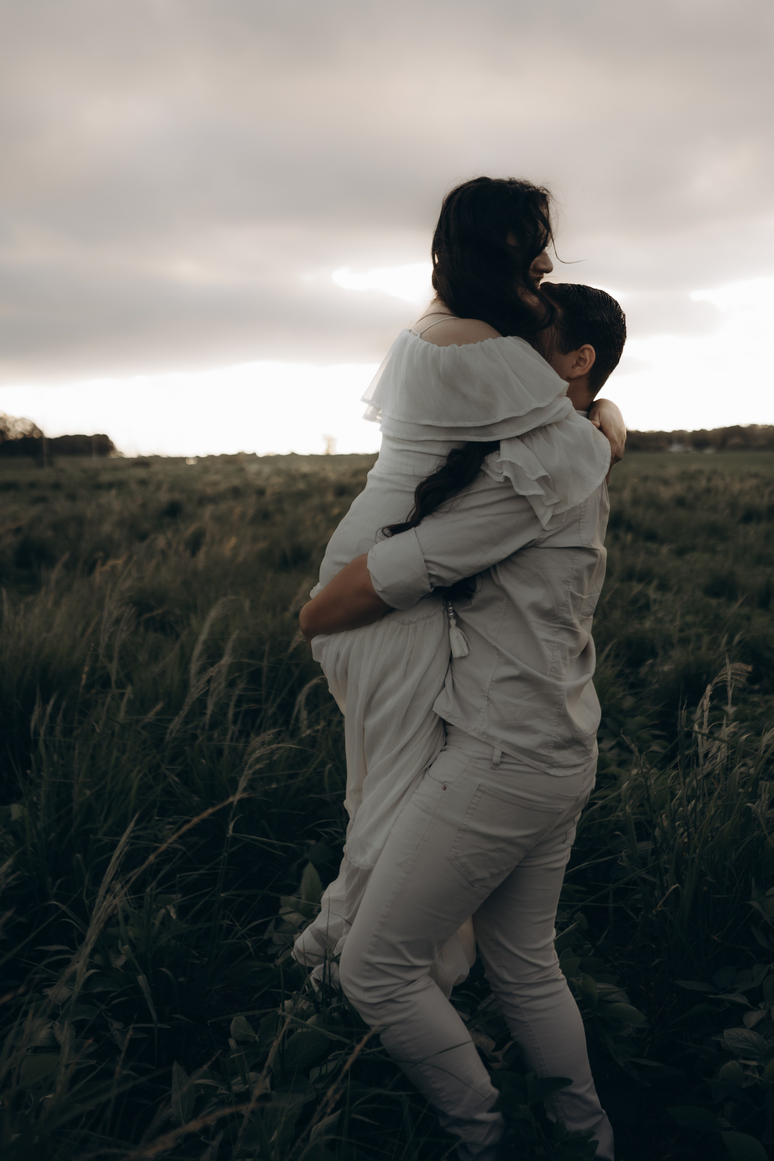 casal abraçado em ensaio externo ao por do sol em Sorocaba