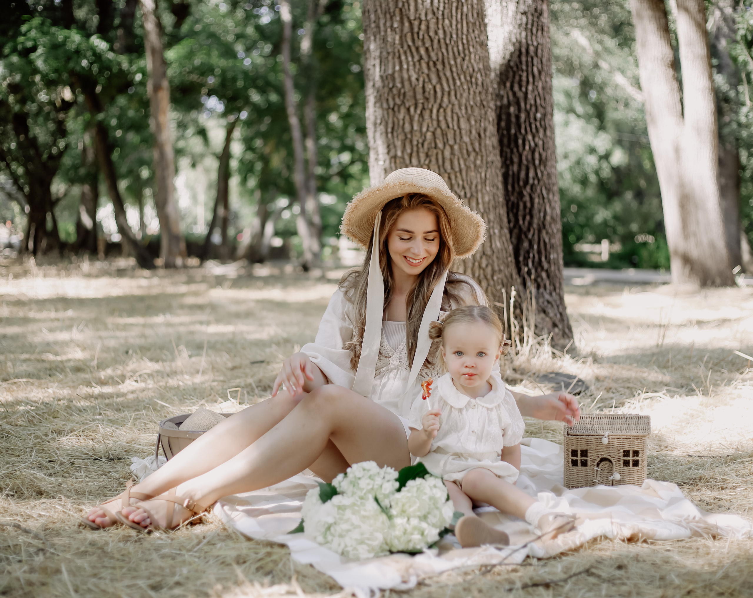 Family in nature. Family and children’s lifestyle photographer Elena Tumanova