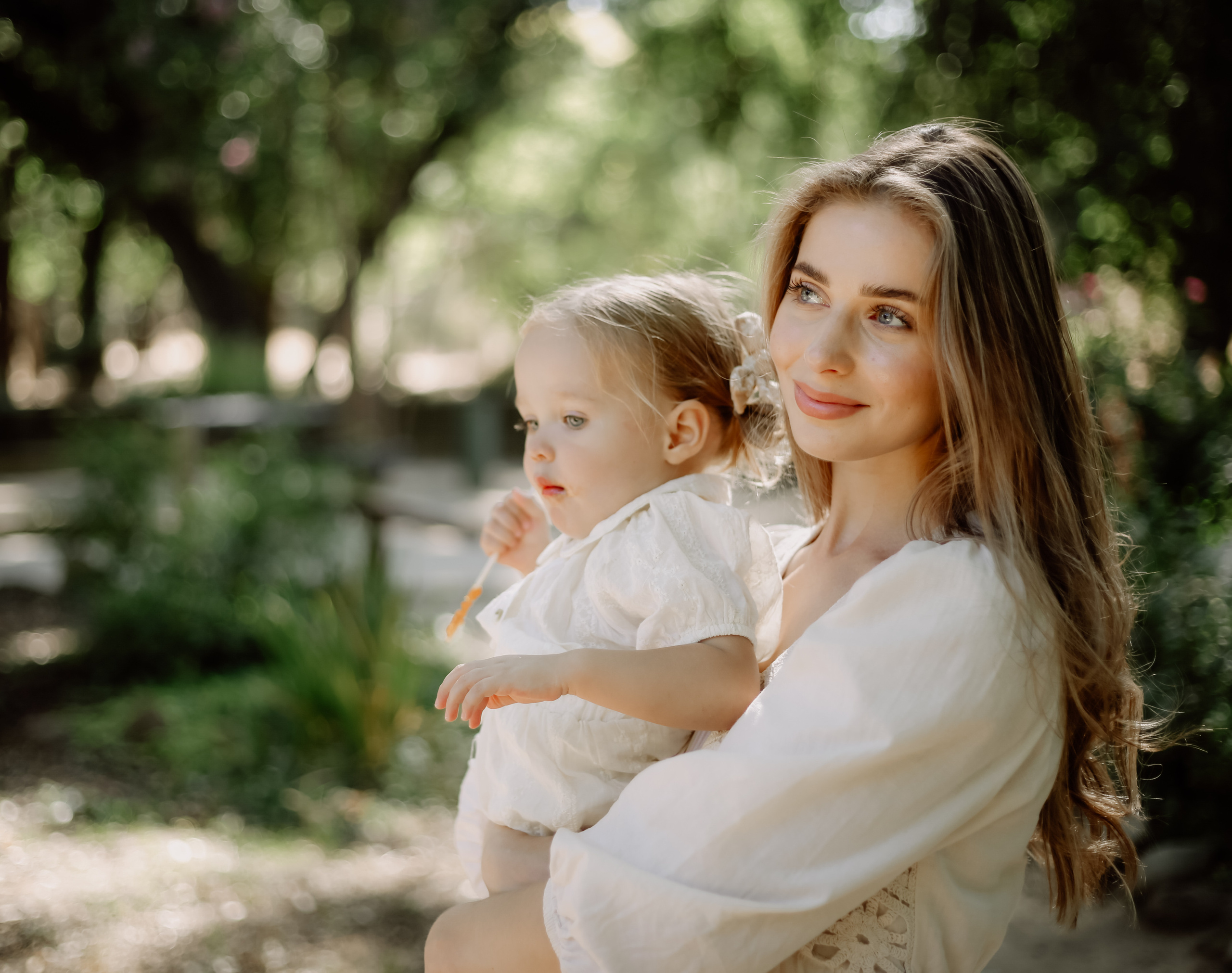 Family in nature. Family and children’s lifestyle photographer Elena Tumanova