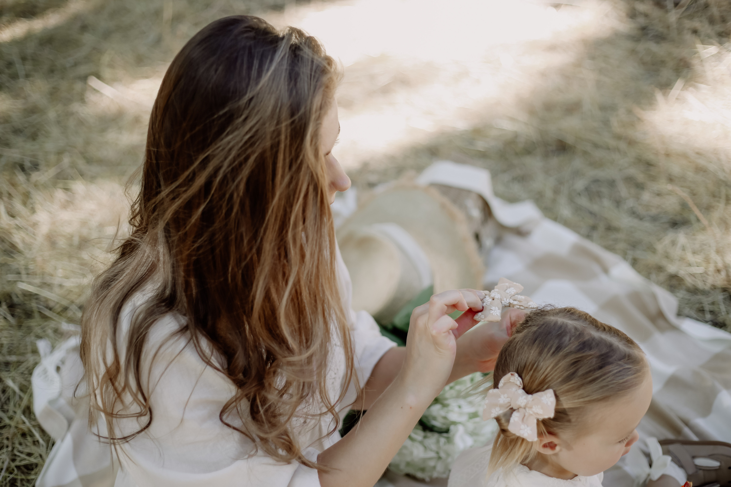 Family in nature. Family and children’s lifestyle photographer Elena Tumanova