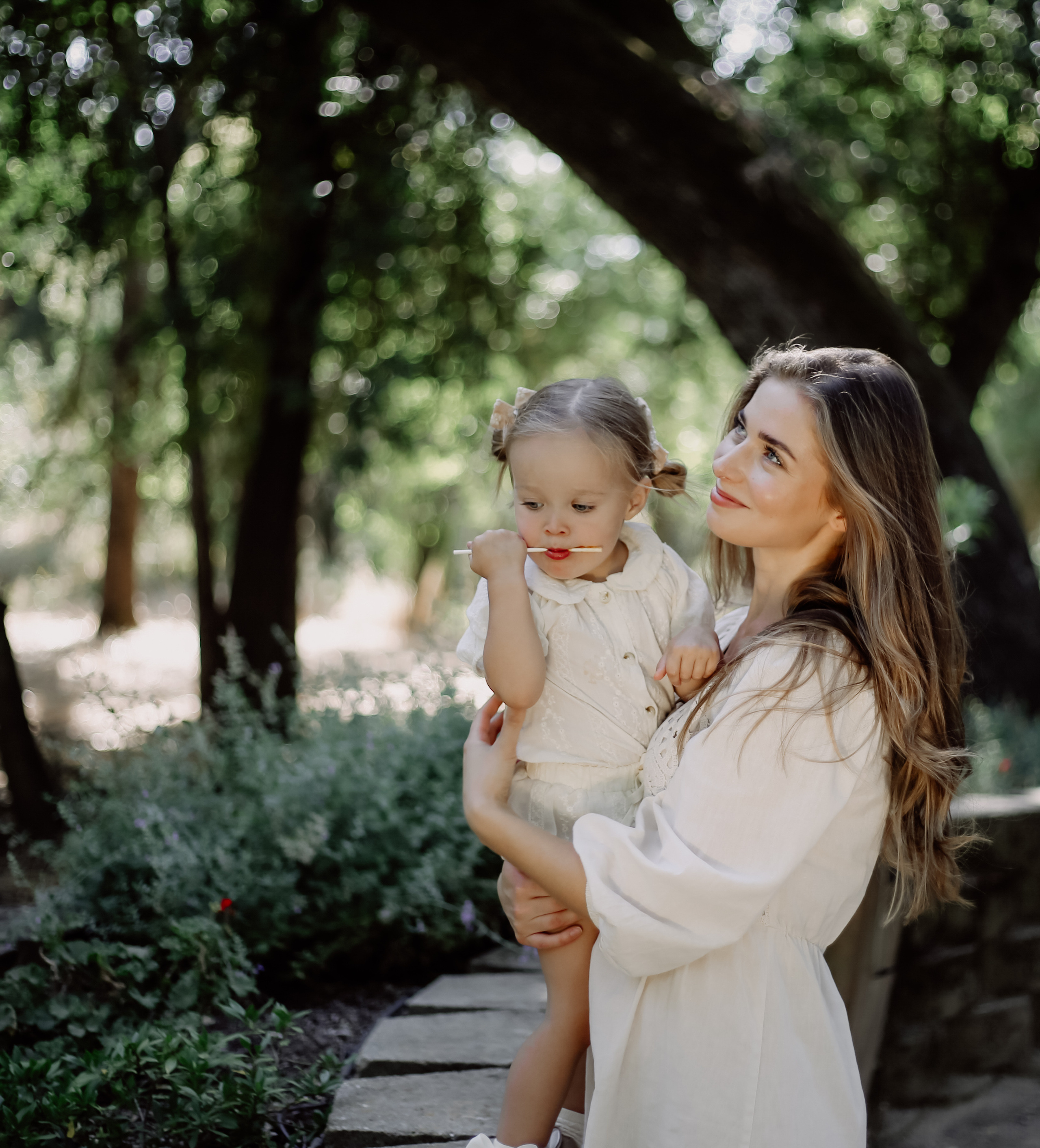 Family in nature. Family and children’s lifestyle photographer Elena Tumanova
