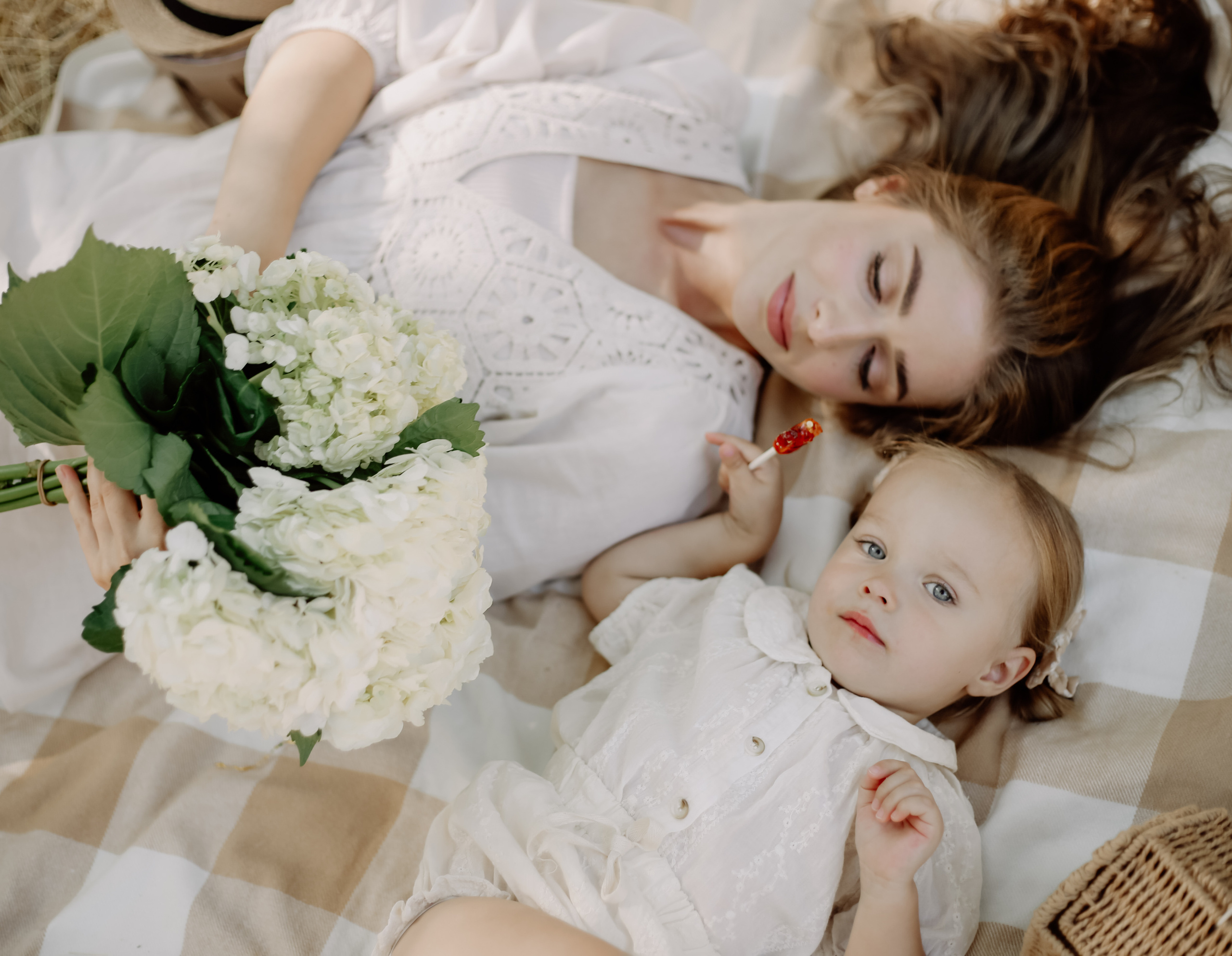 Family in nature. Family and children’s lifestyle photographer Elena Tumanova