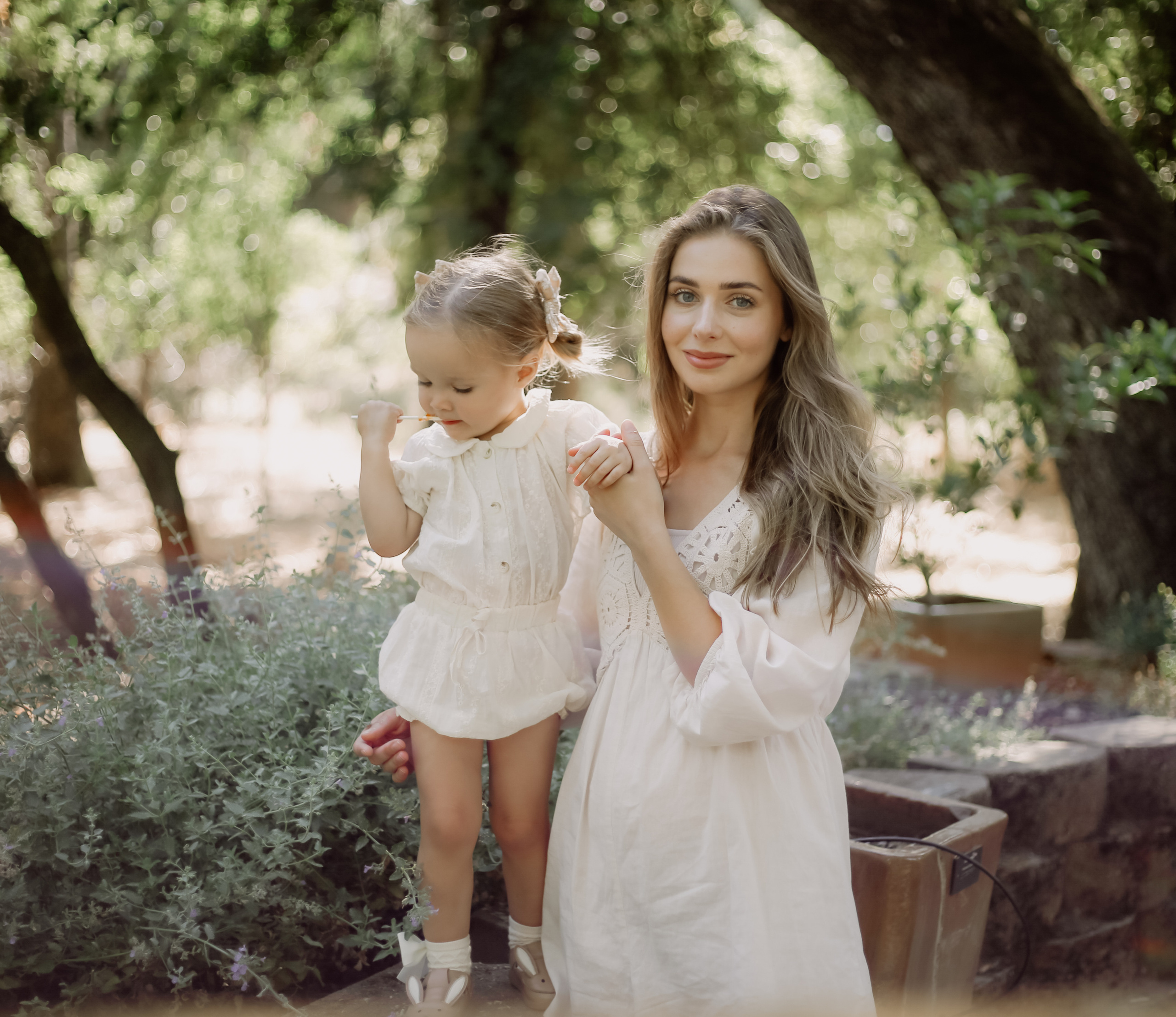 Family in nature. Family and children’s lifestyle photographer Elena Tumanova