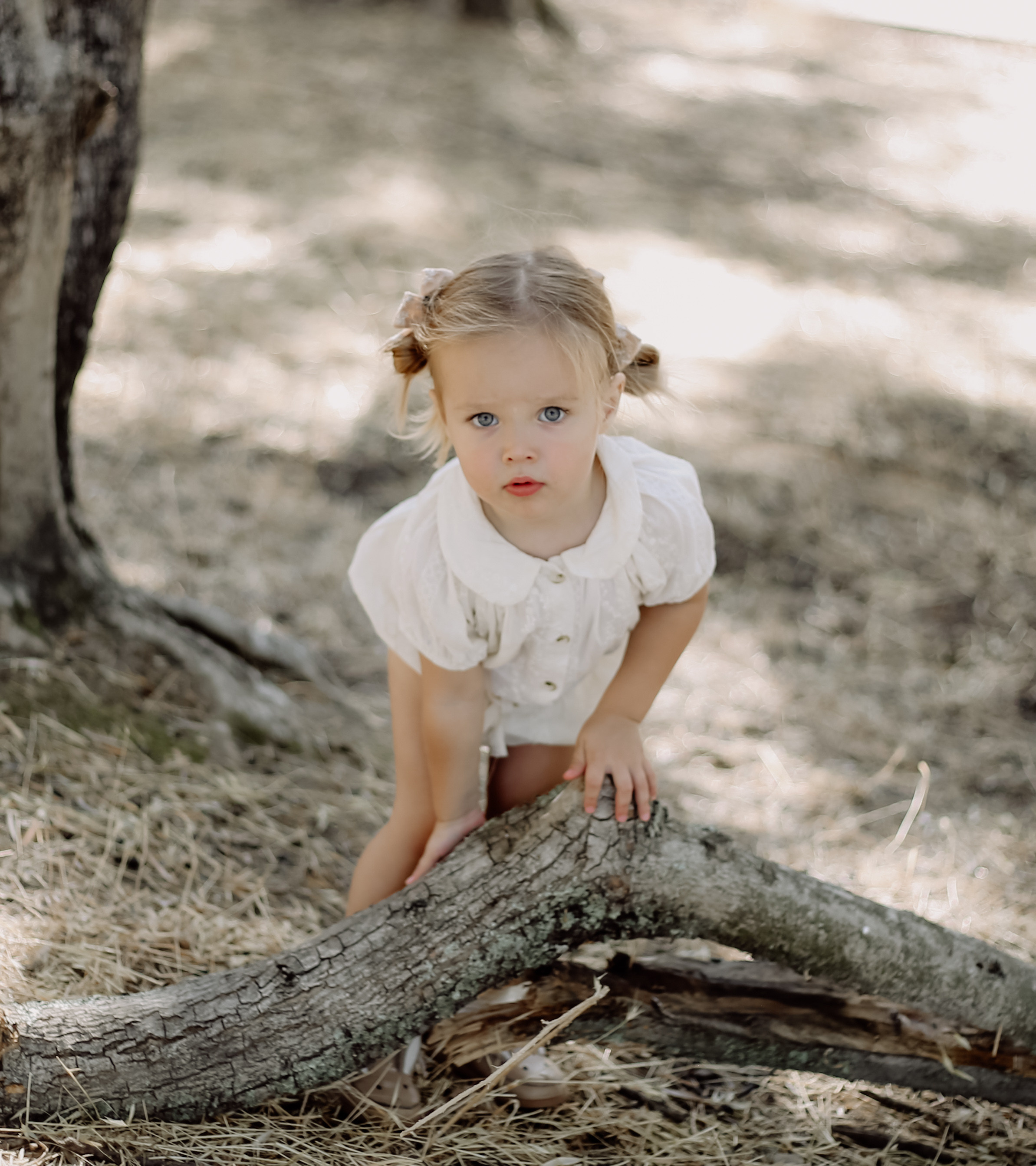 Family in nature. Family and children’s lifestyle photographer Elena Tumanova