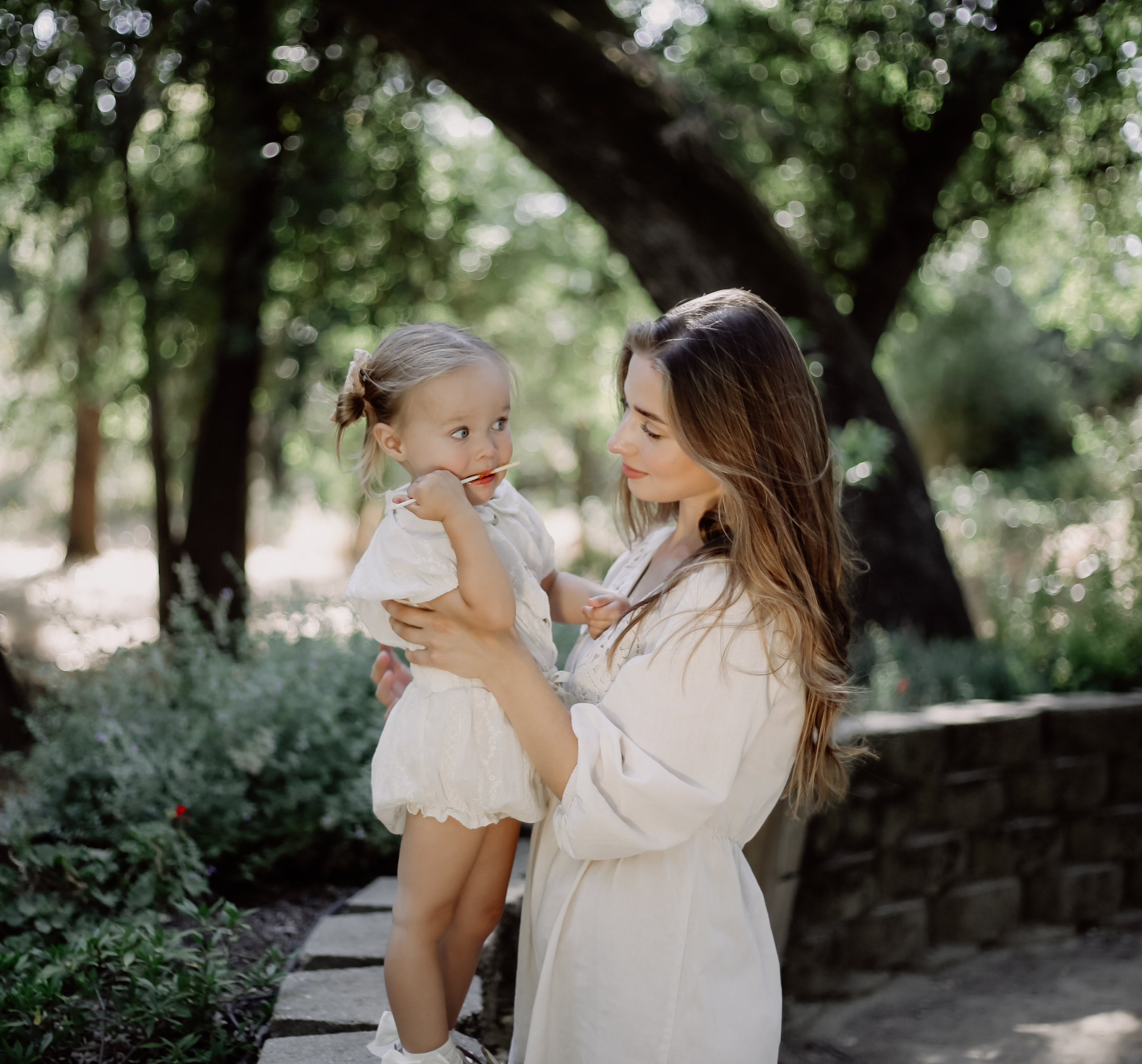 Family in nature. Family and children’s lifestyle photographer Elena Tumanova