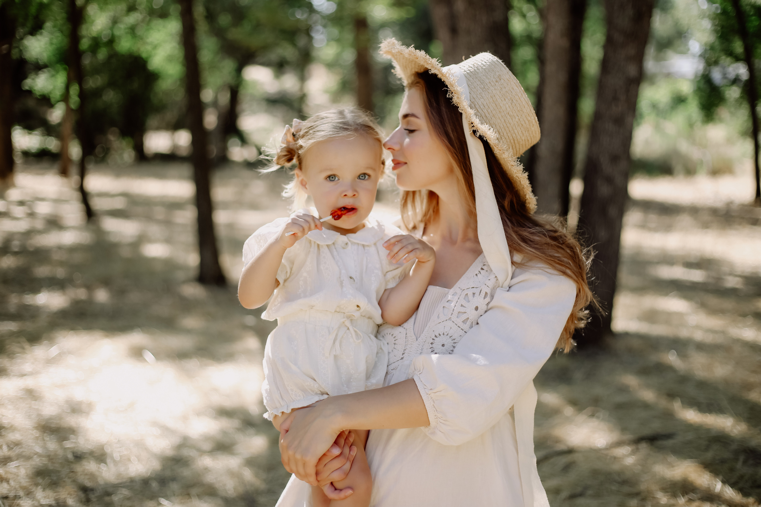 Family in nature. Family and children’s lifestyle photographer Elena Tumanova