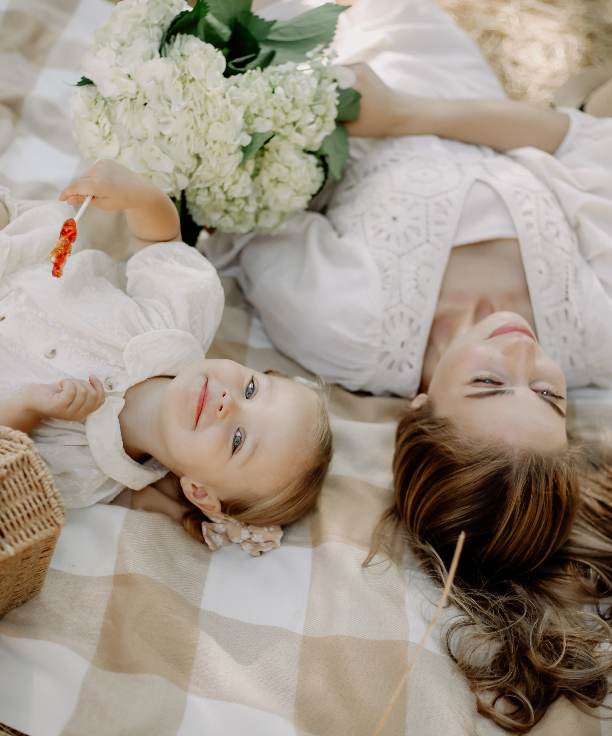 Family in nature. Family and children’s lifestyle photographer Elena Tumanova