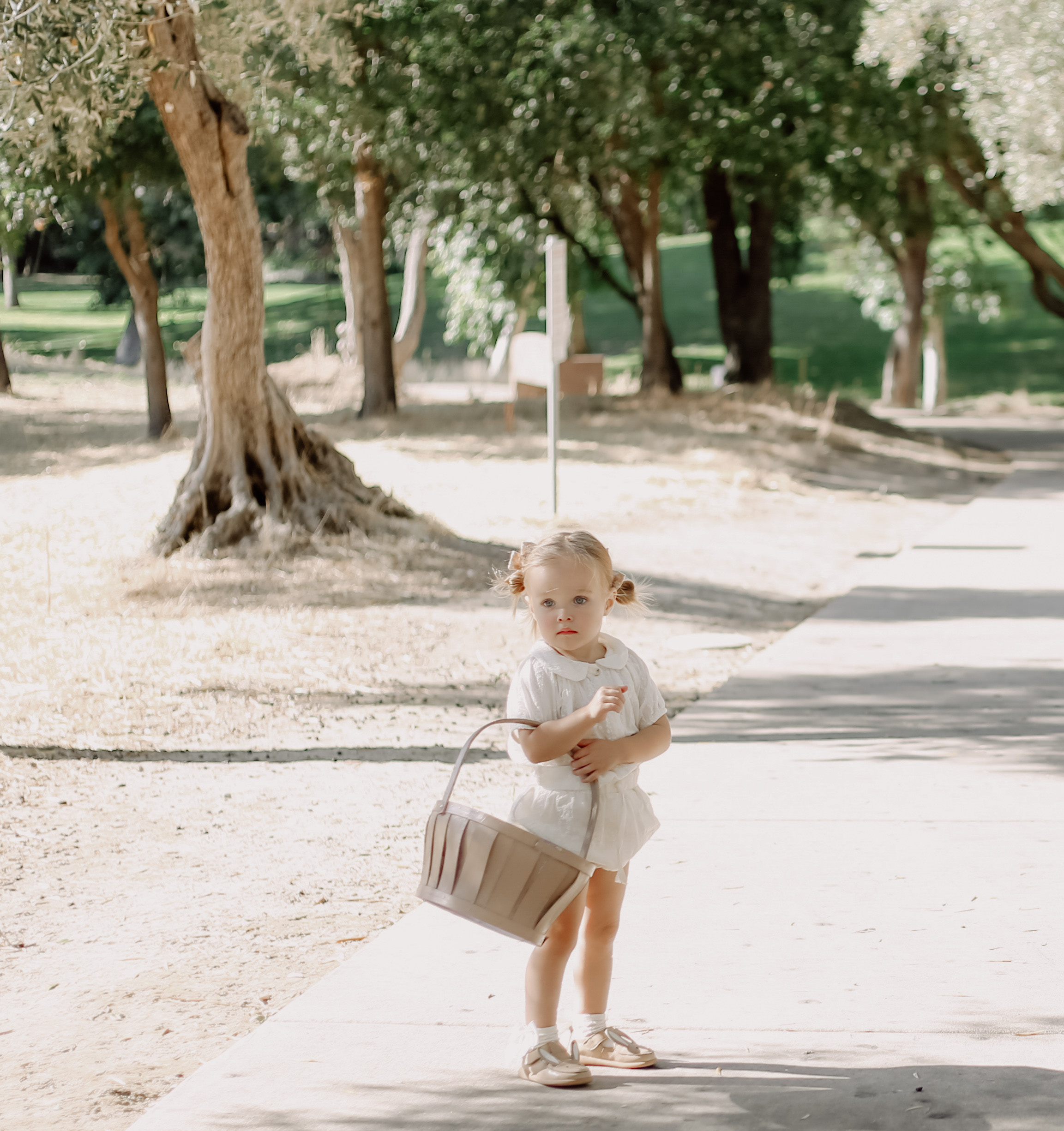 Family in nature. Family and children’s lifestyle photographer Elena Tumanova